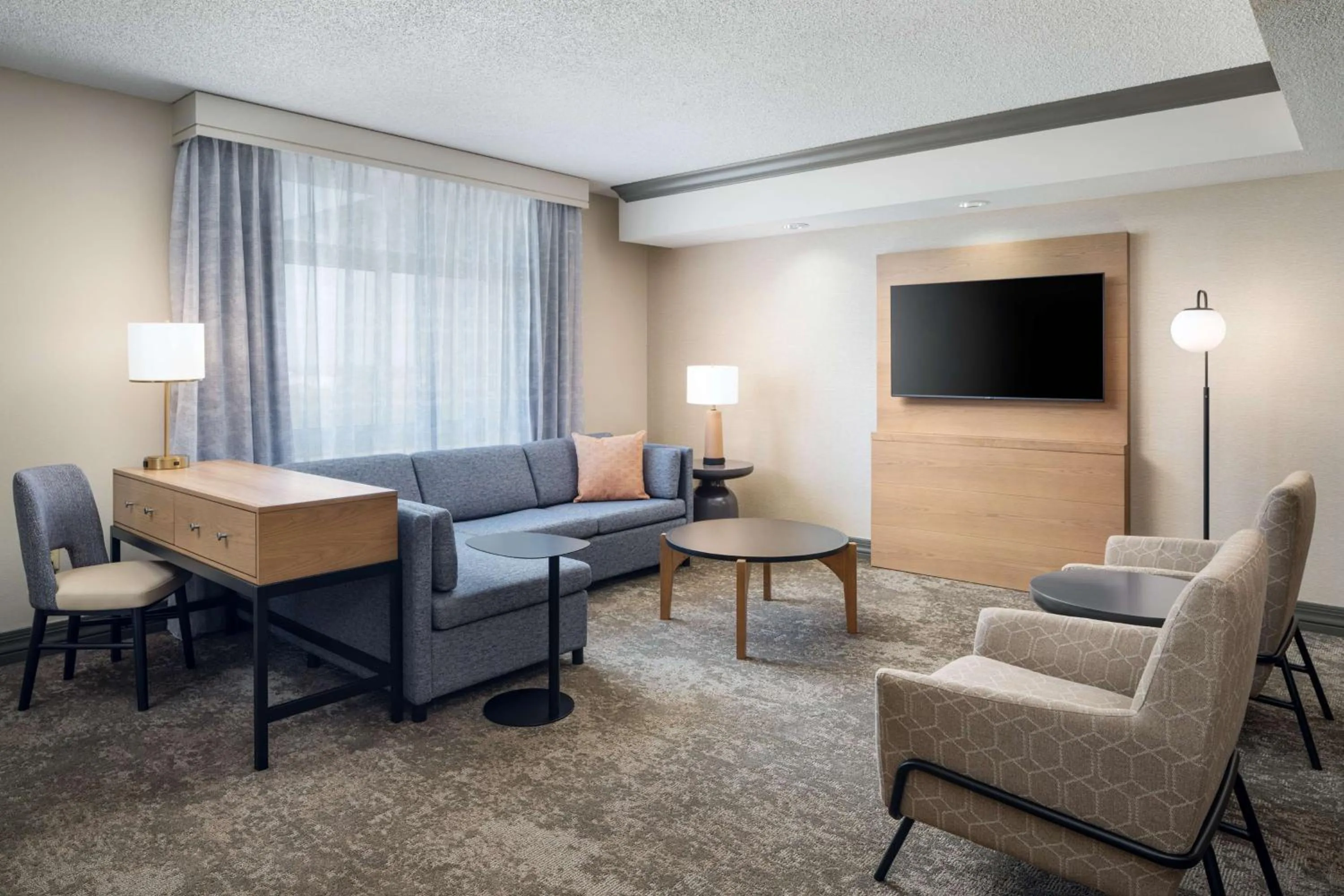 Living room in Embassy Suites North Charleston Airport Hotel Convention