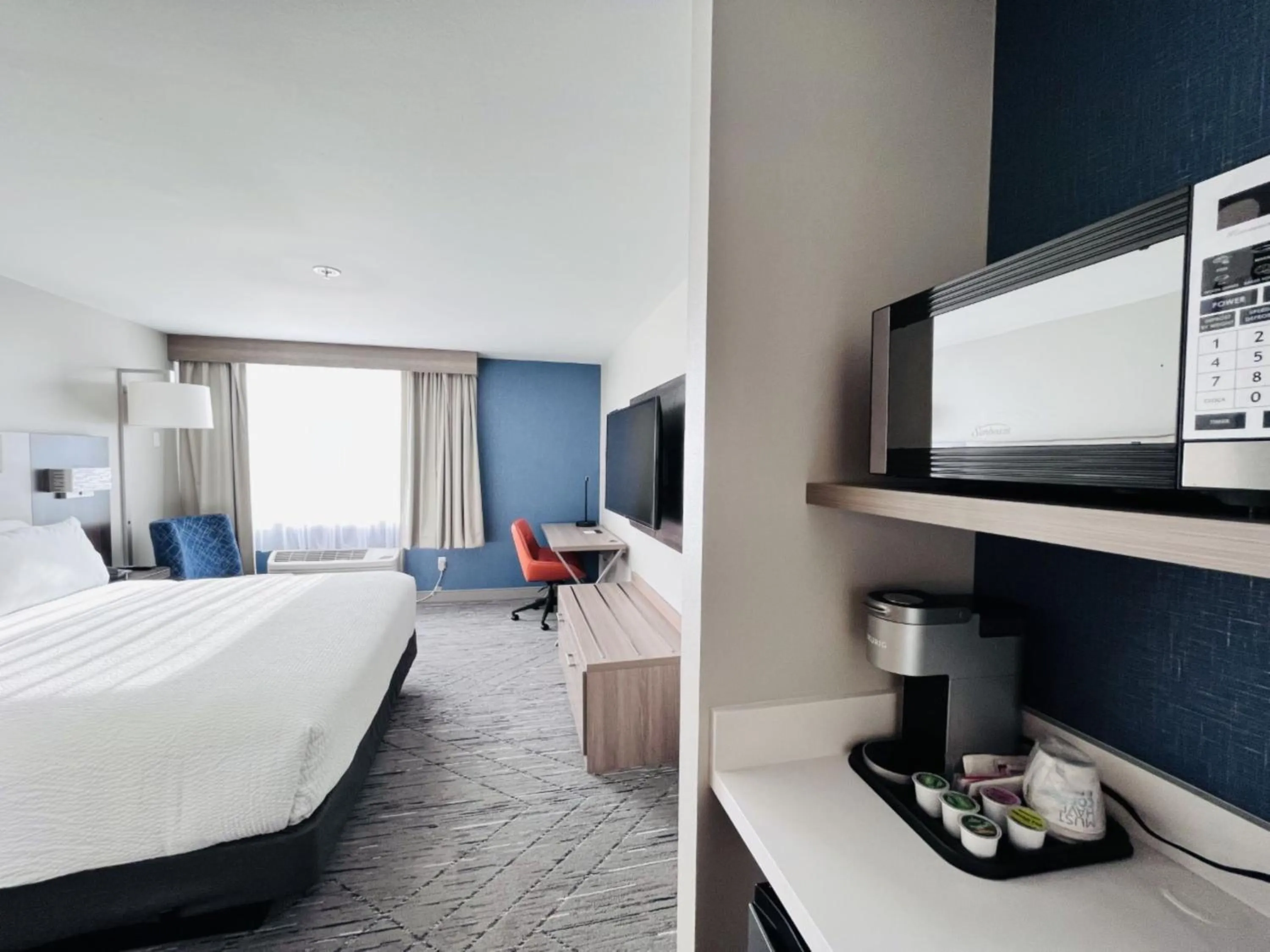 Photo of the whole room, Bed in Holiday Inn Express Federal Way - Seattle South by IHG