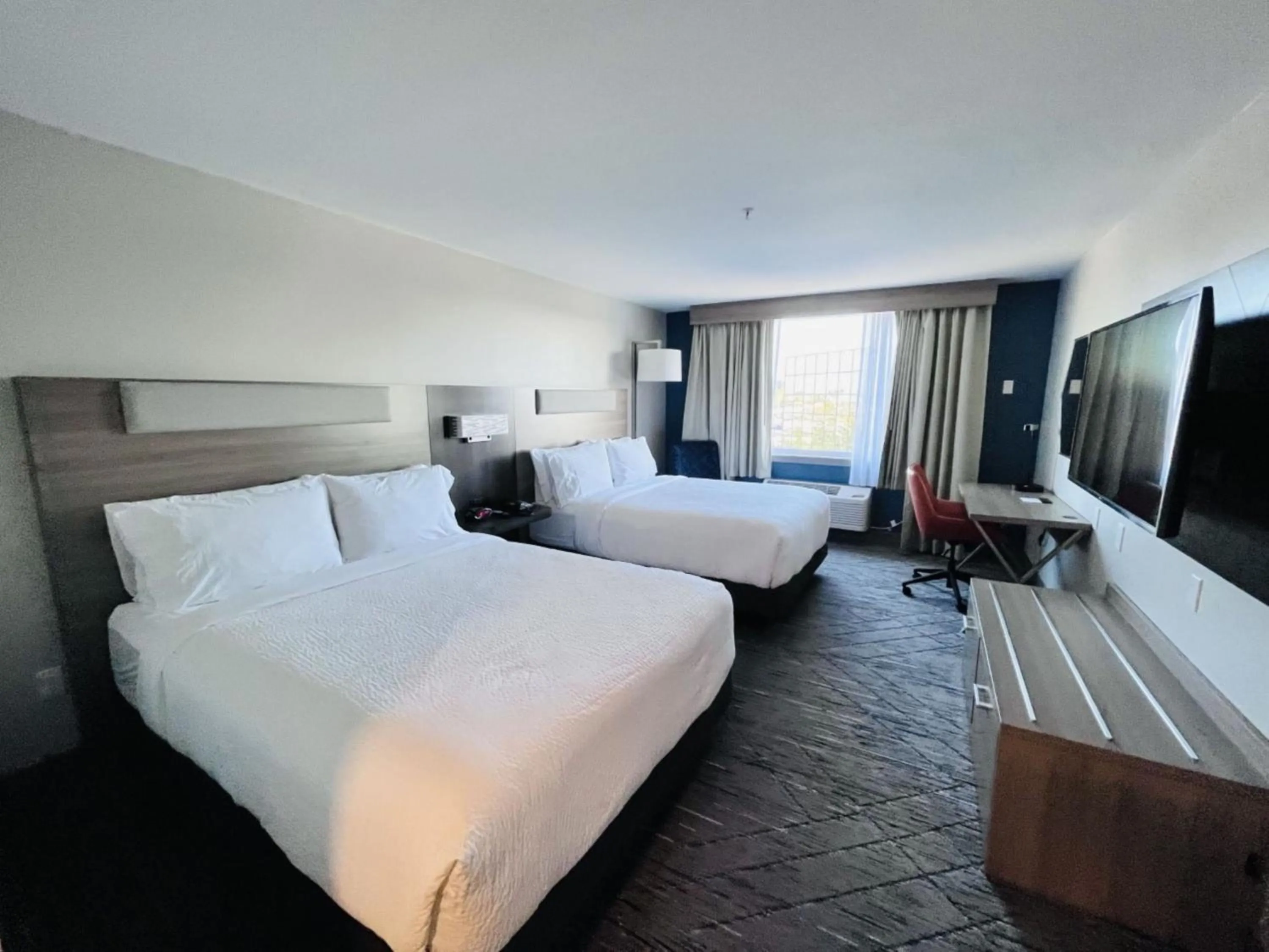 Photo of the whole room, Bed in Holiday Inn Express Federal Way - Seattle South by IHG