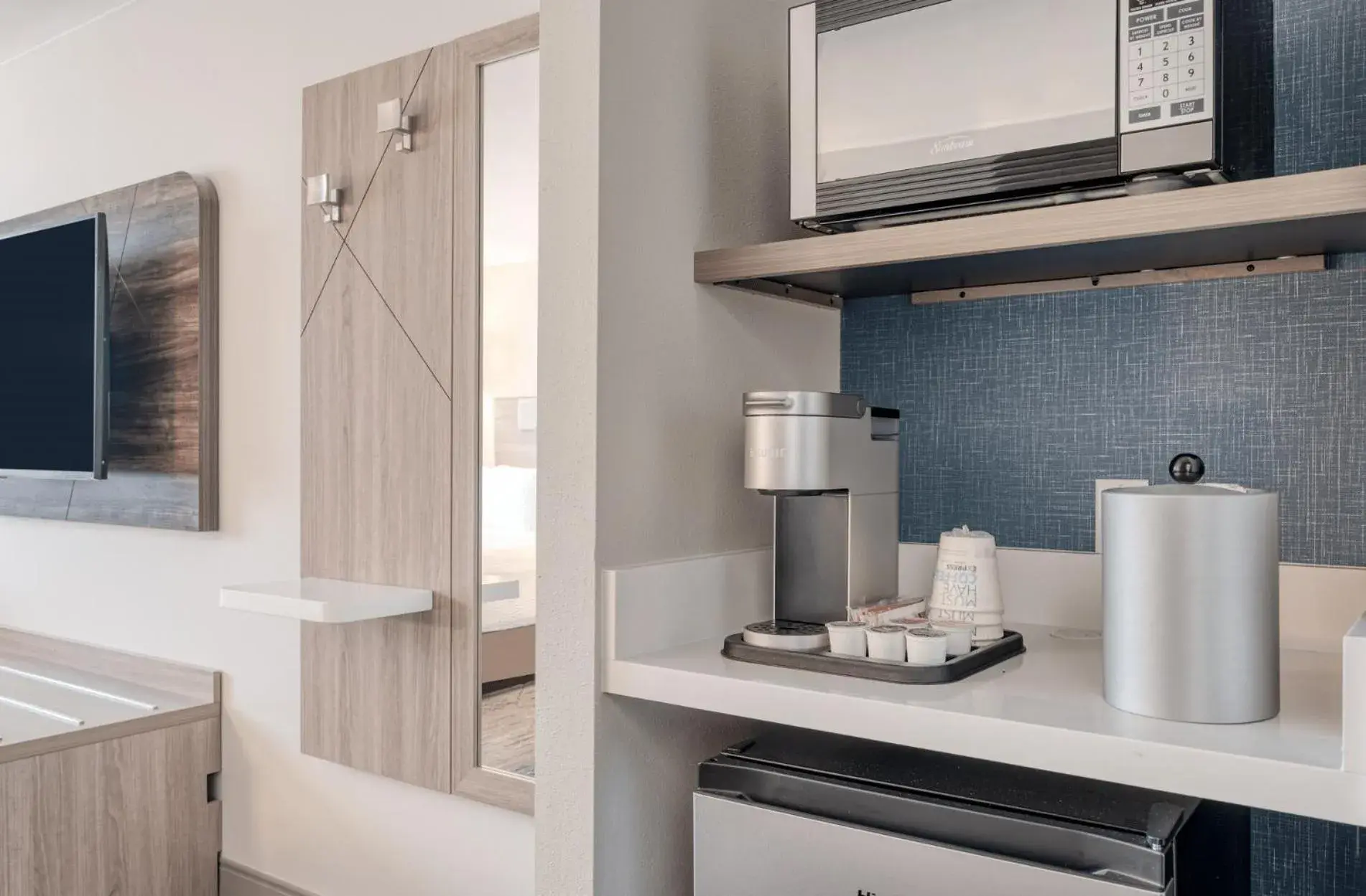 Standard King Room with Communication and Mobility Transfer Shower in Holiday Inn Express Federal Way - Seattle South by IHG Standard King Room with Communication and Mobility Transfer Shower in Holiday Inn Express Federal Way - Seattle South by IHG