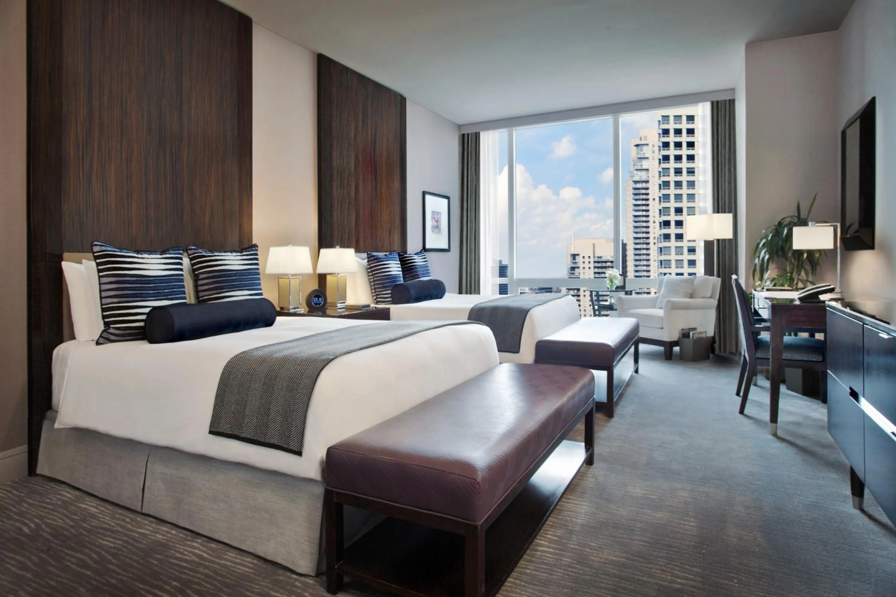 Living room, Bed in Trump International Hotel & Tower Chicago