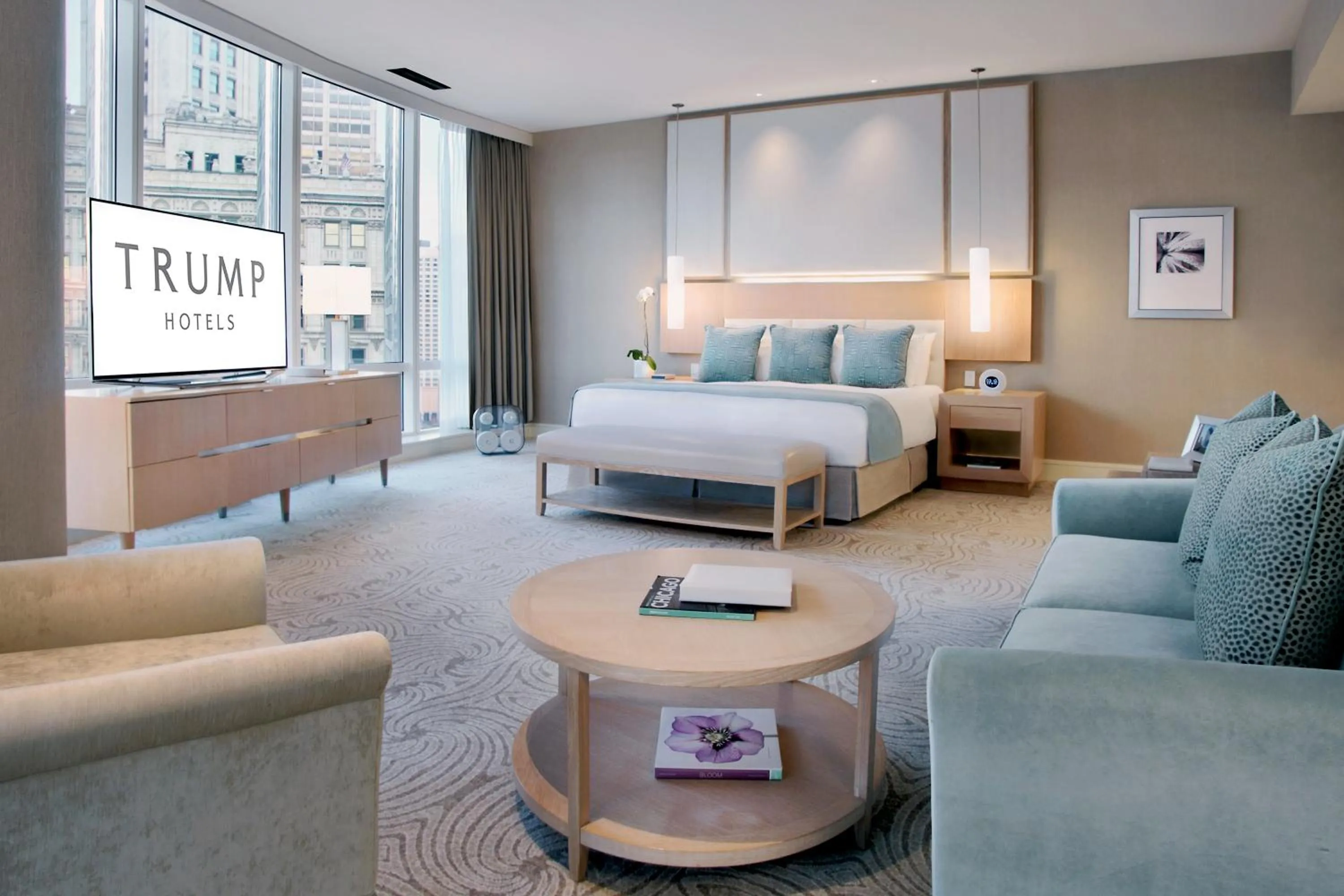 Living room, Bed in Trump International Hotel & Tower Chicago