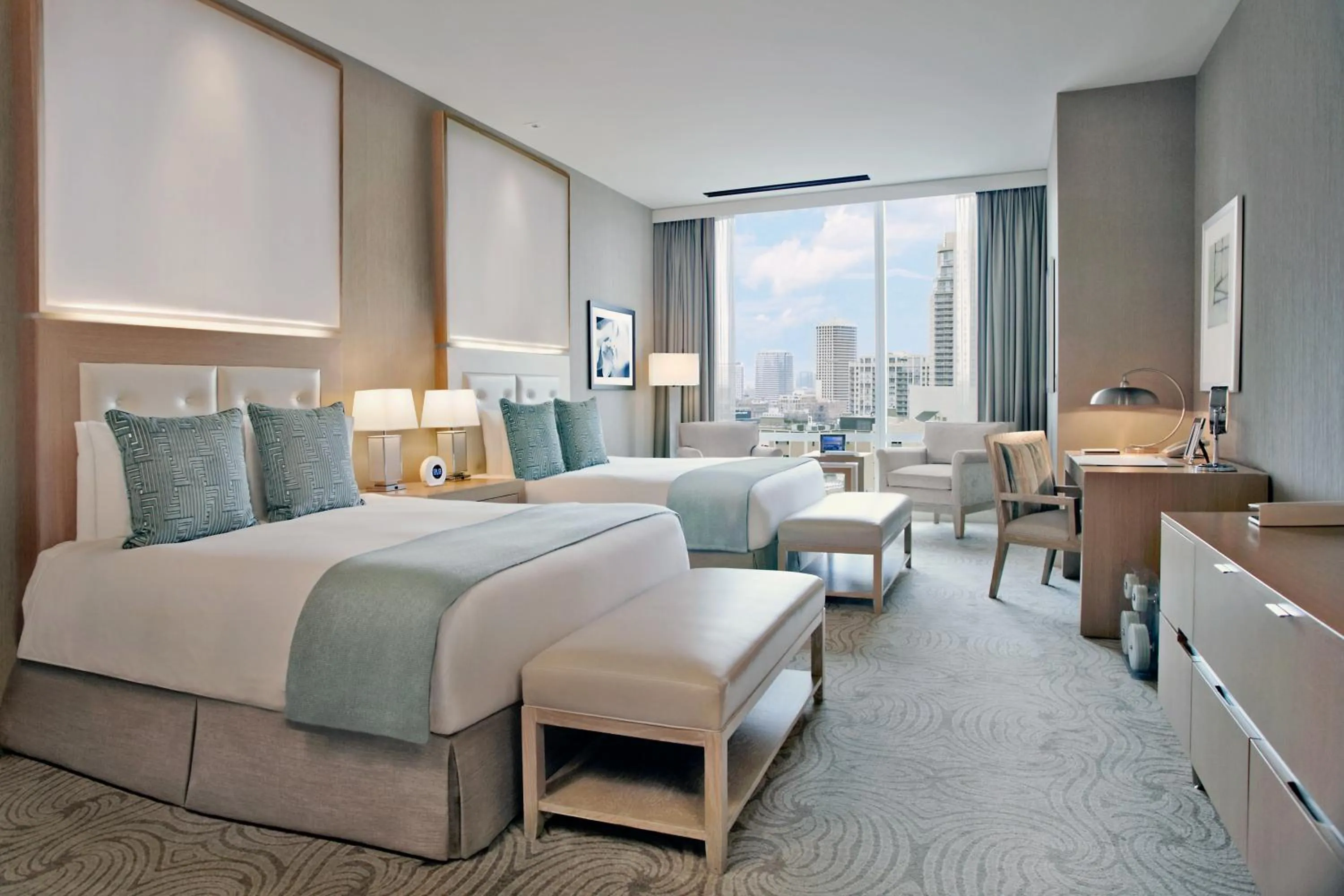 Seating area, Bed in Trump International Hotel & Tower Chicago
