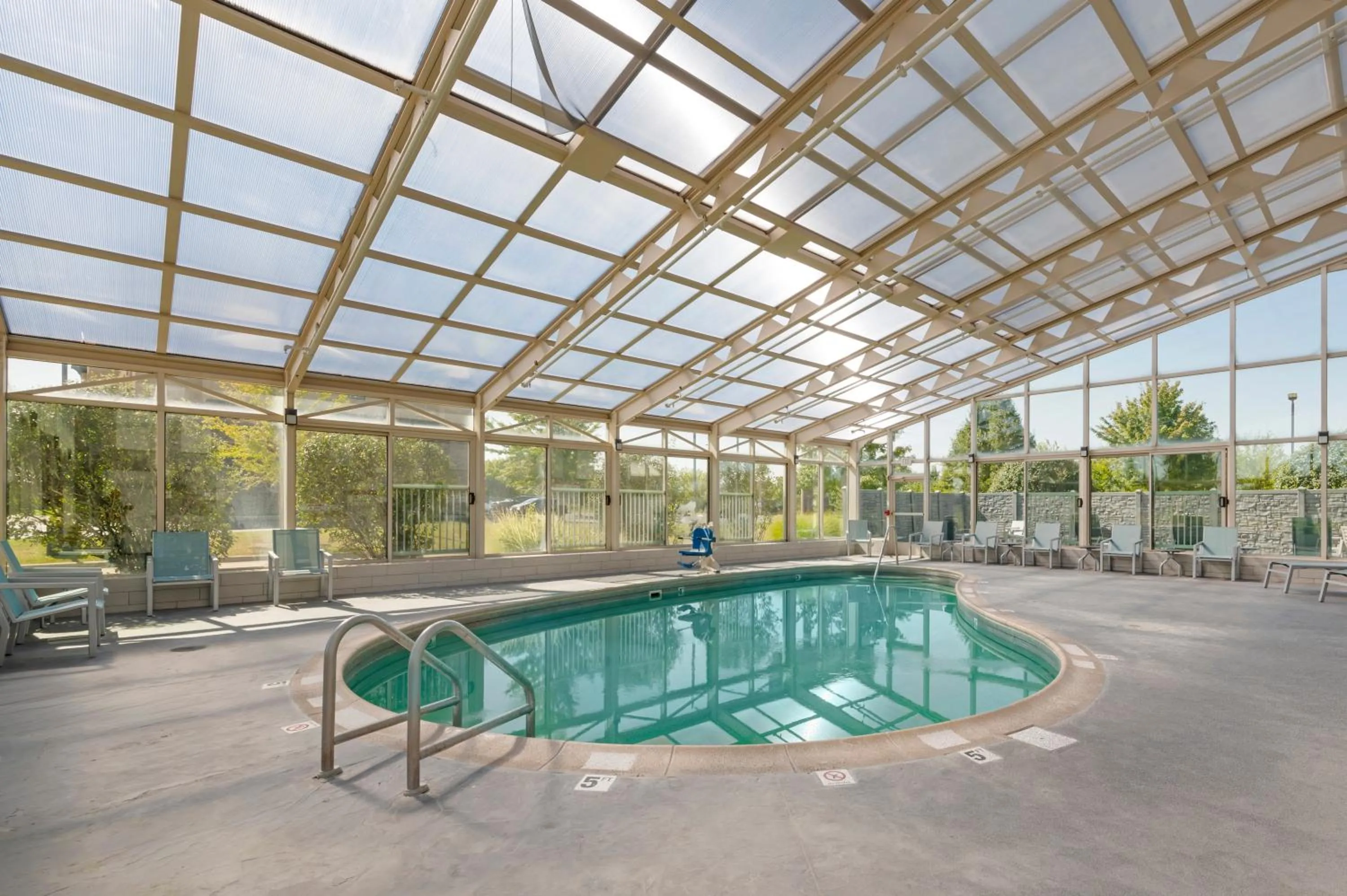Swimming pool in Best Western Plus Lafayette Hotel University Area