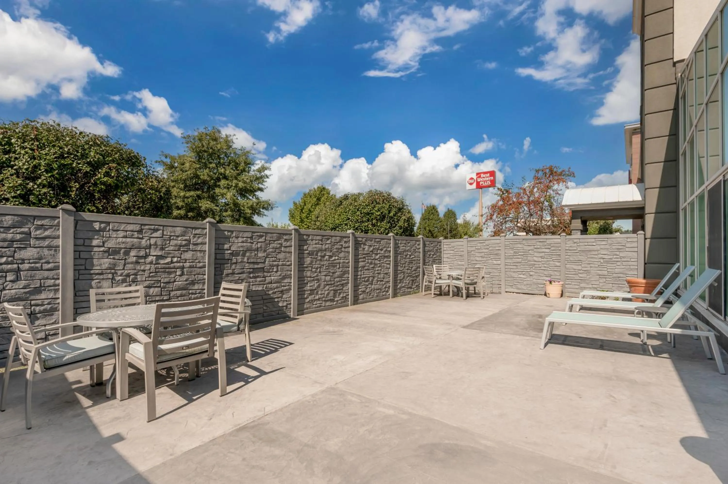 Patio in Best Western Plus Lafayette Hotel University Area