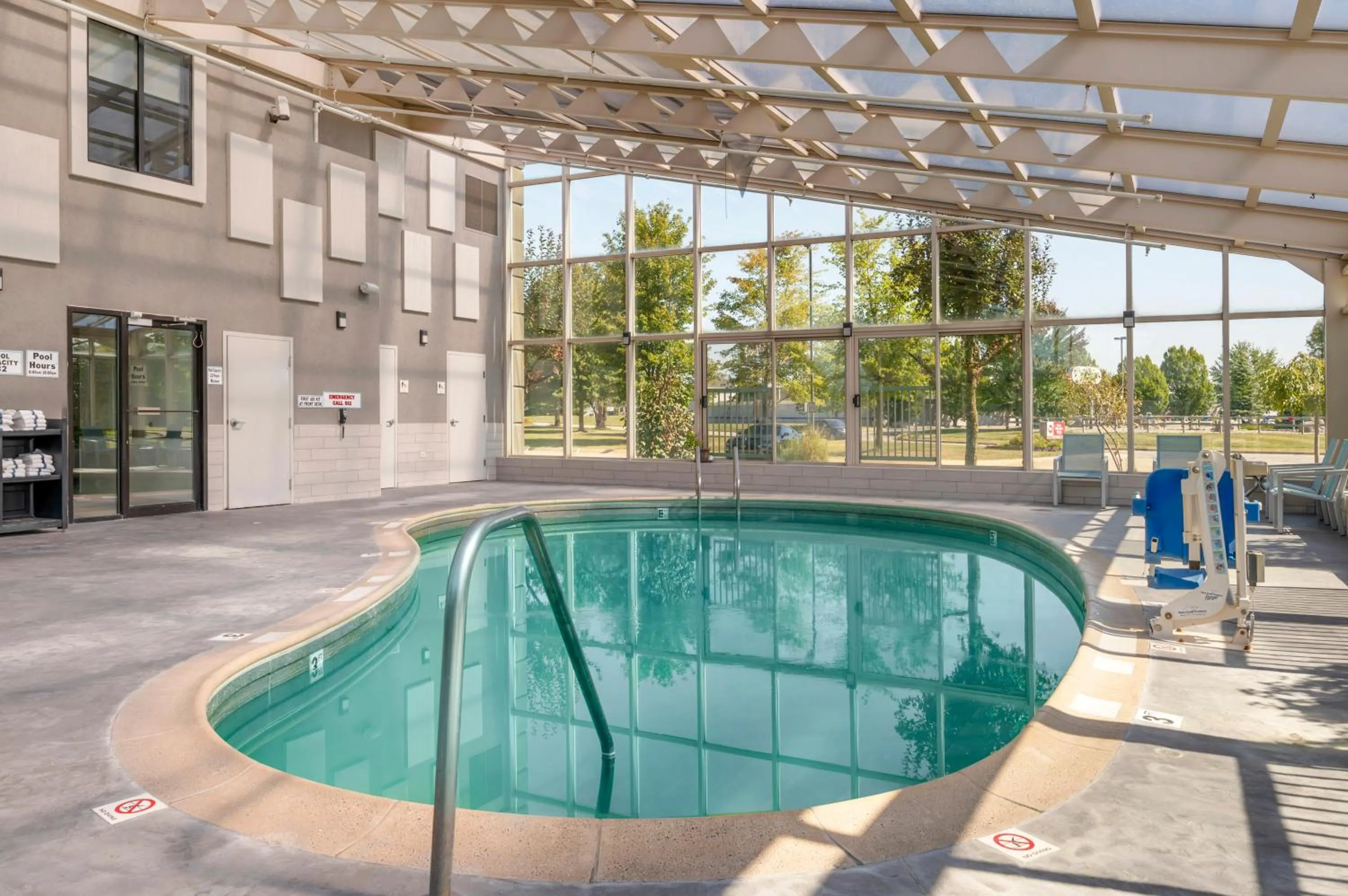 Swimming pool in Best Western Plus Lafayette Hotel University Area