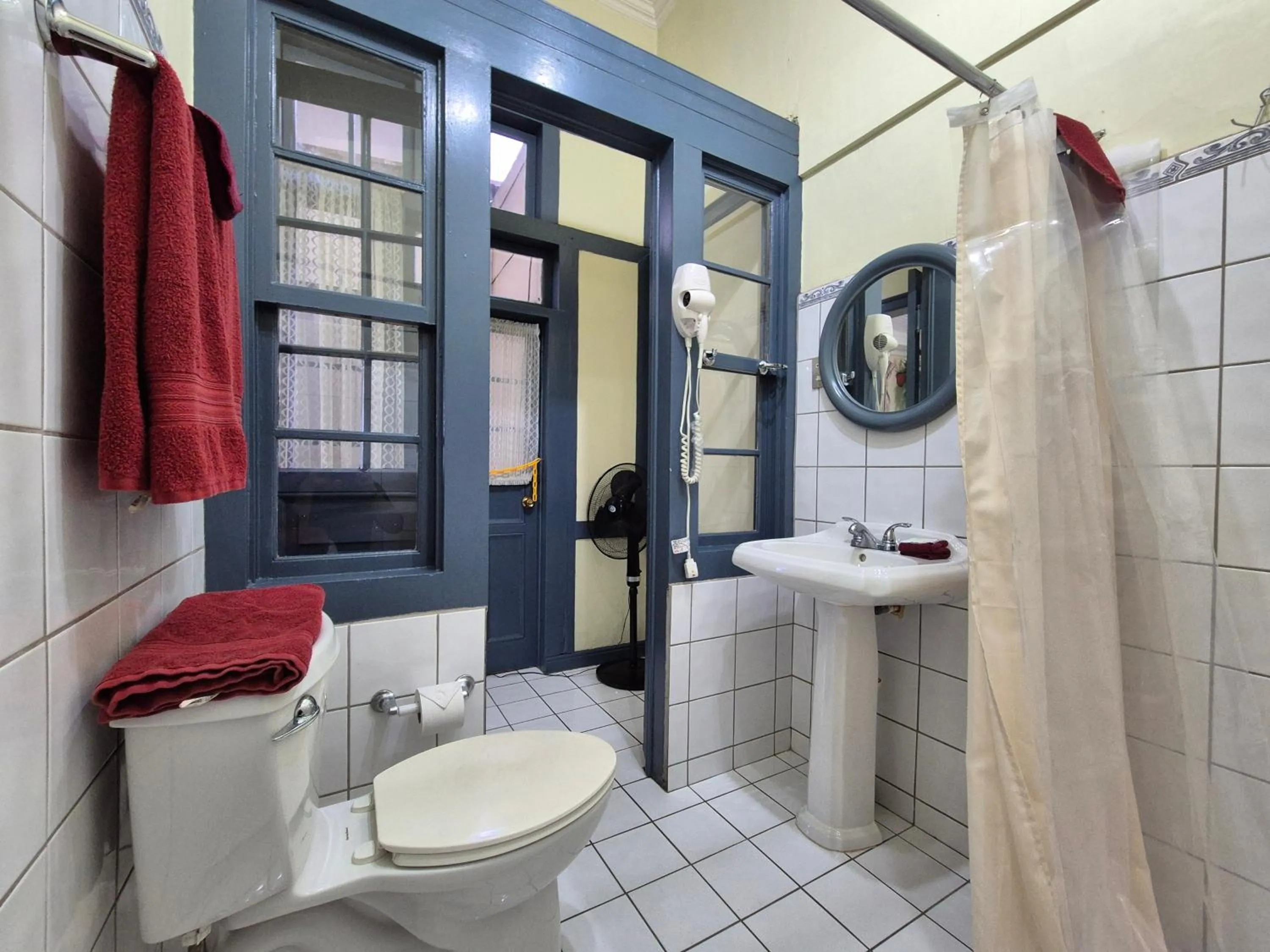 Bathroom in Hotel Santo Tomas / Historical Property