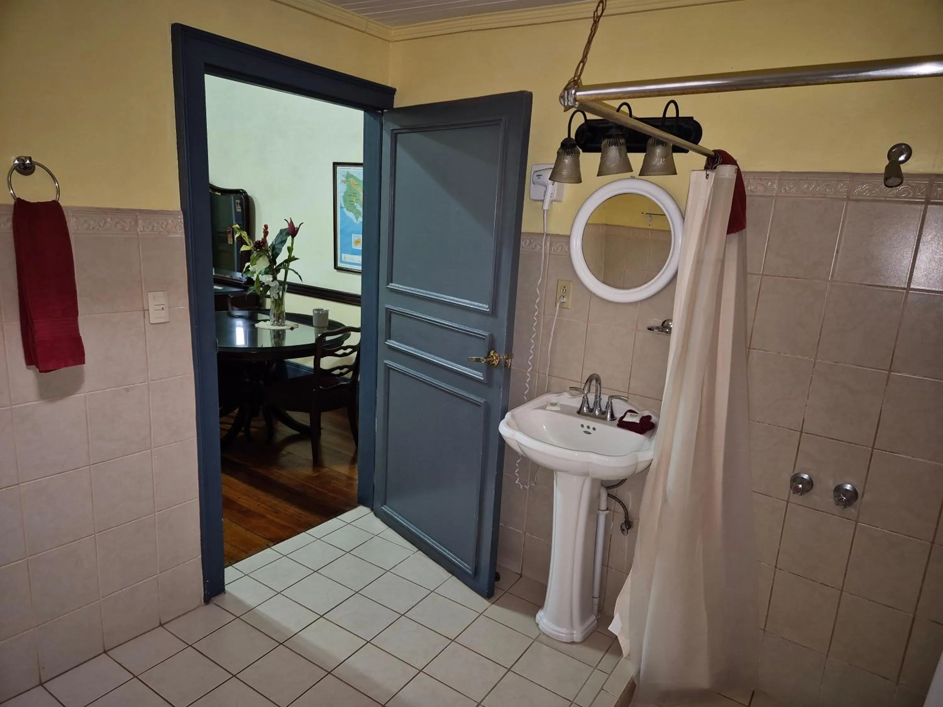 Bathroom in Hotel Santo Tomas / Historical Property