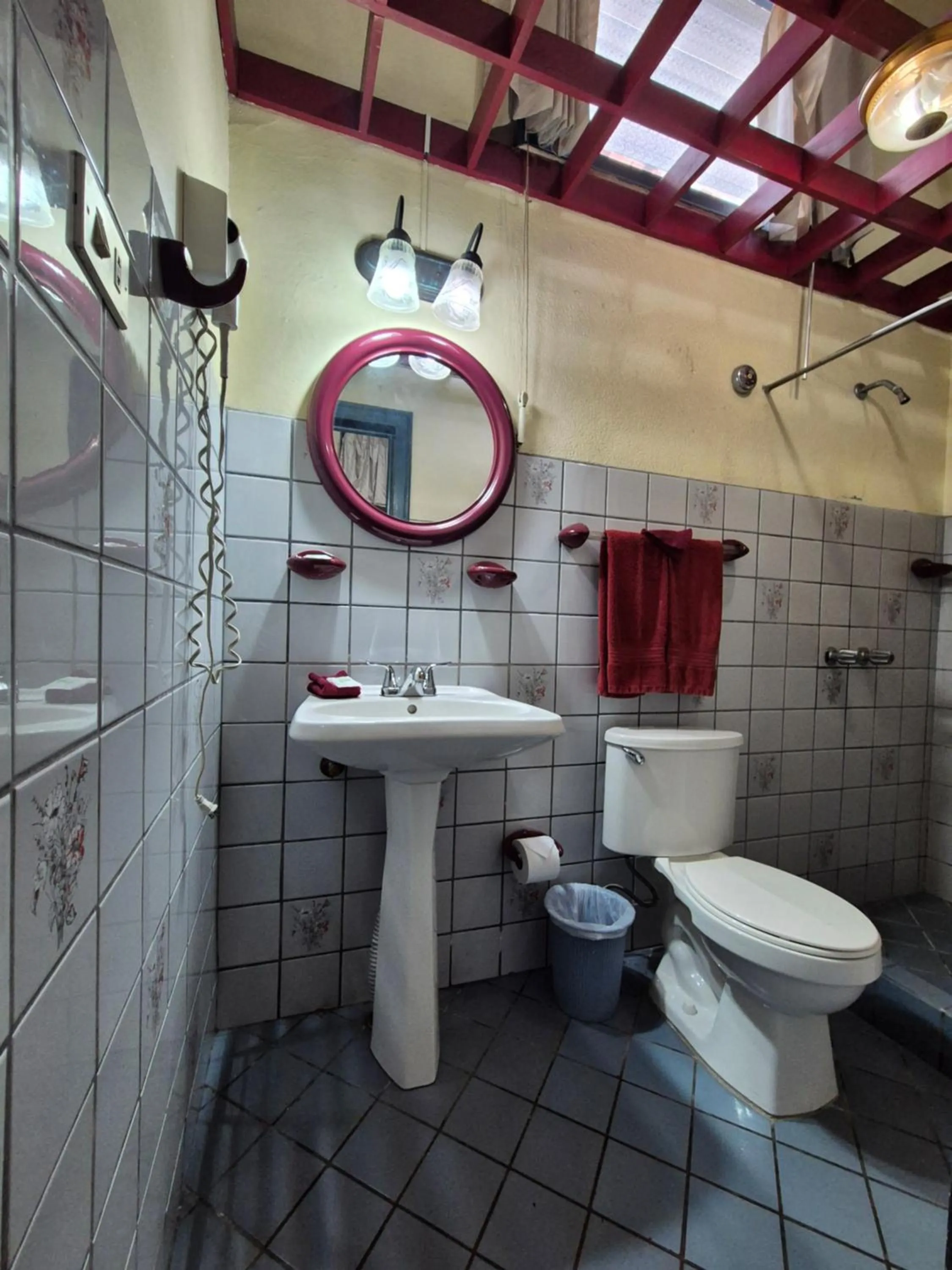 Bathroom in Hotel Santo Tomas / Historical Property