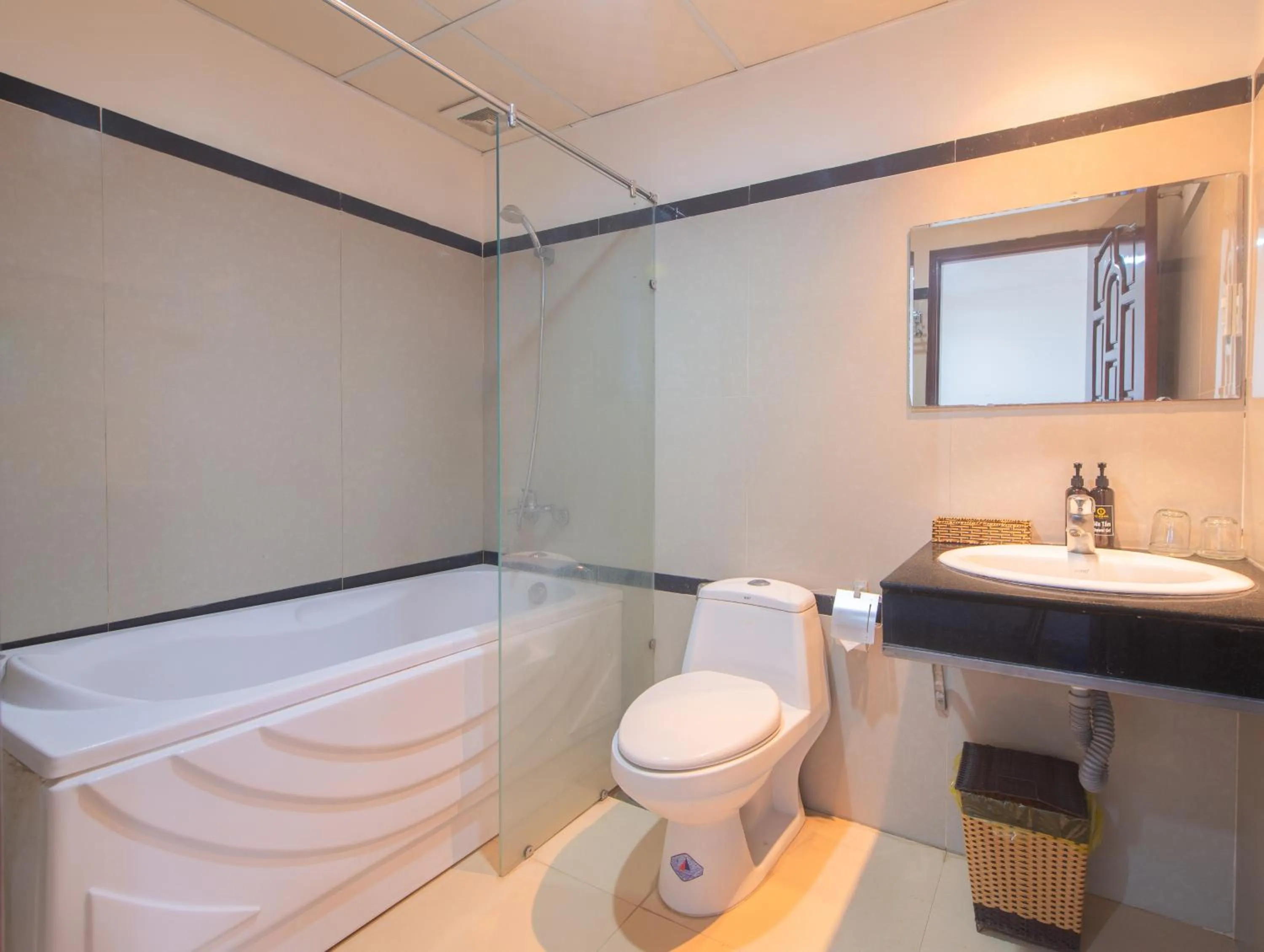 Toilet in LE SOLEIL HOTEL managed by NEST Group