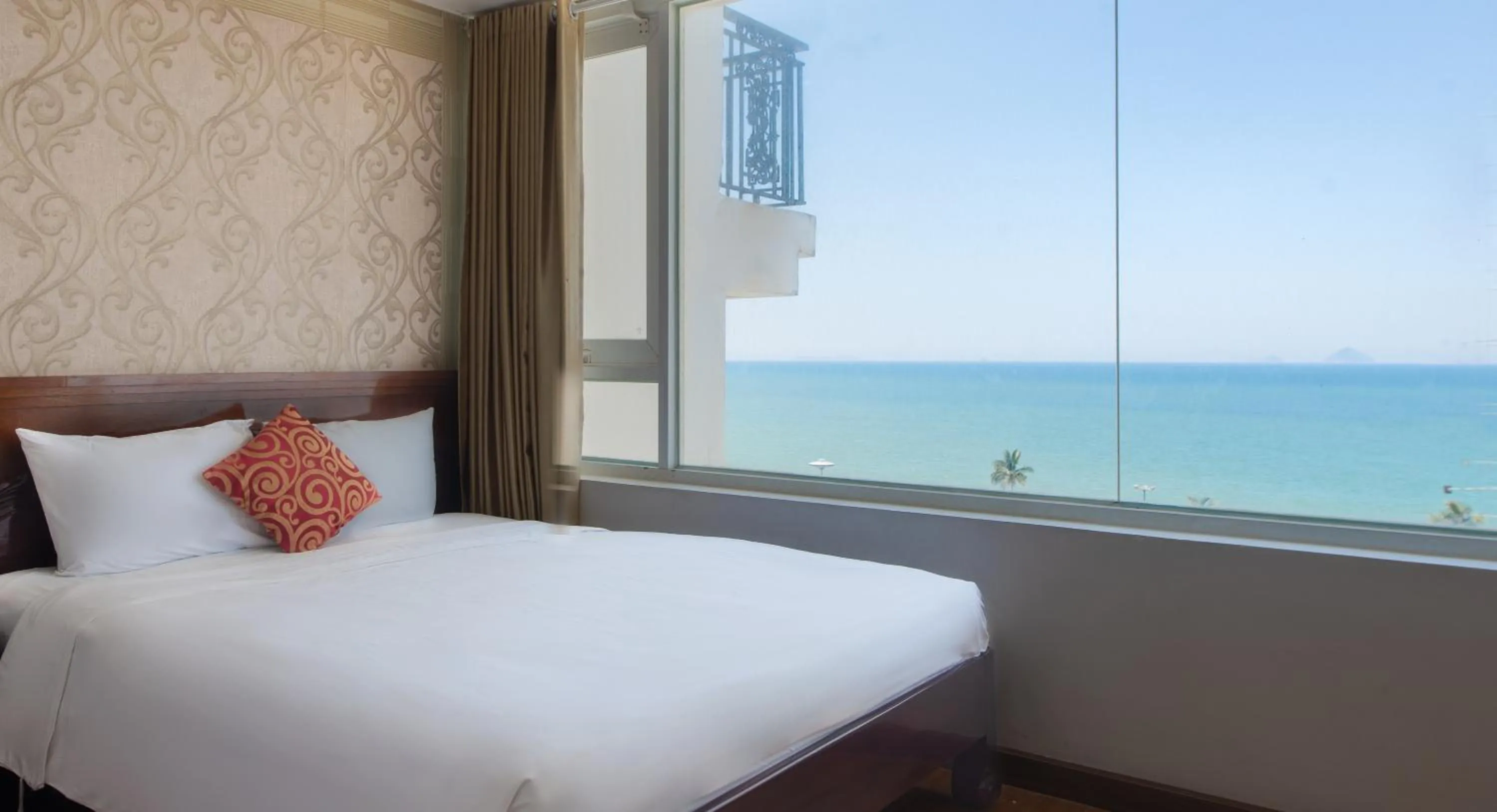 Sea view, Bed in LE SOLEIL HOTEL managed by NEST Group