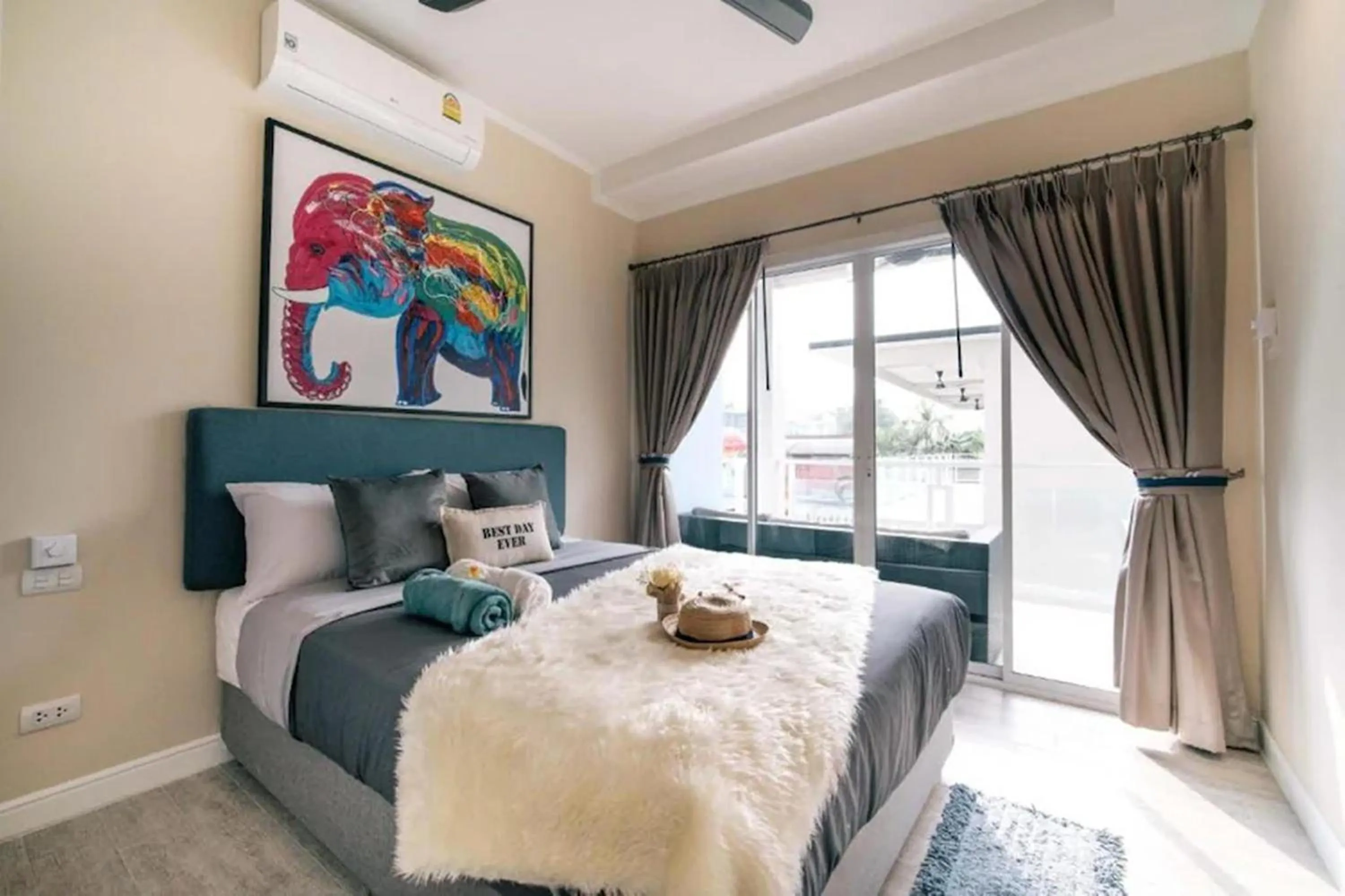 Bedroom, Bed in Surf & Sand Resort