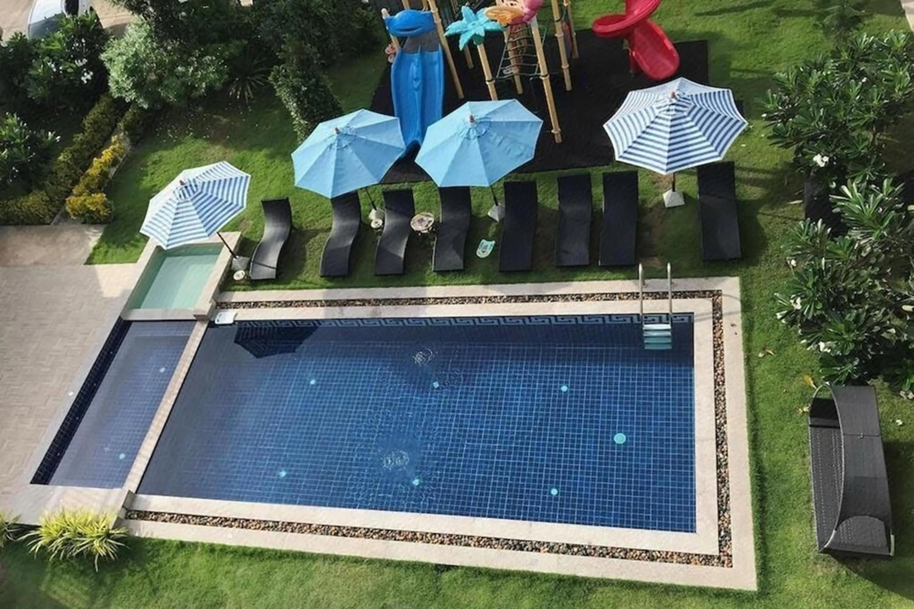 Swimming pool in Surf & Sand Resort