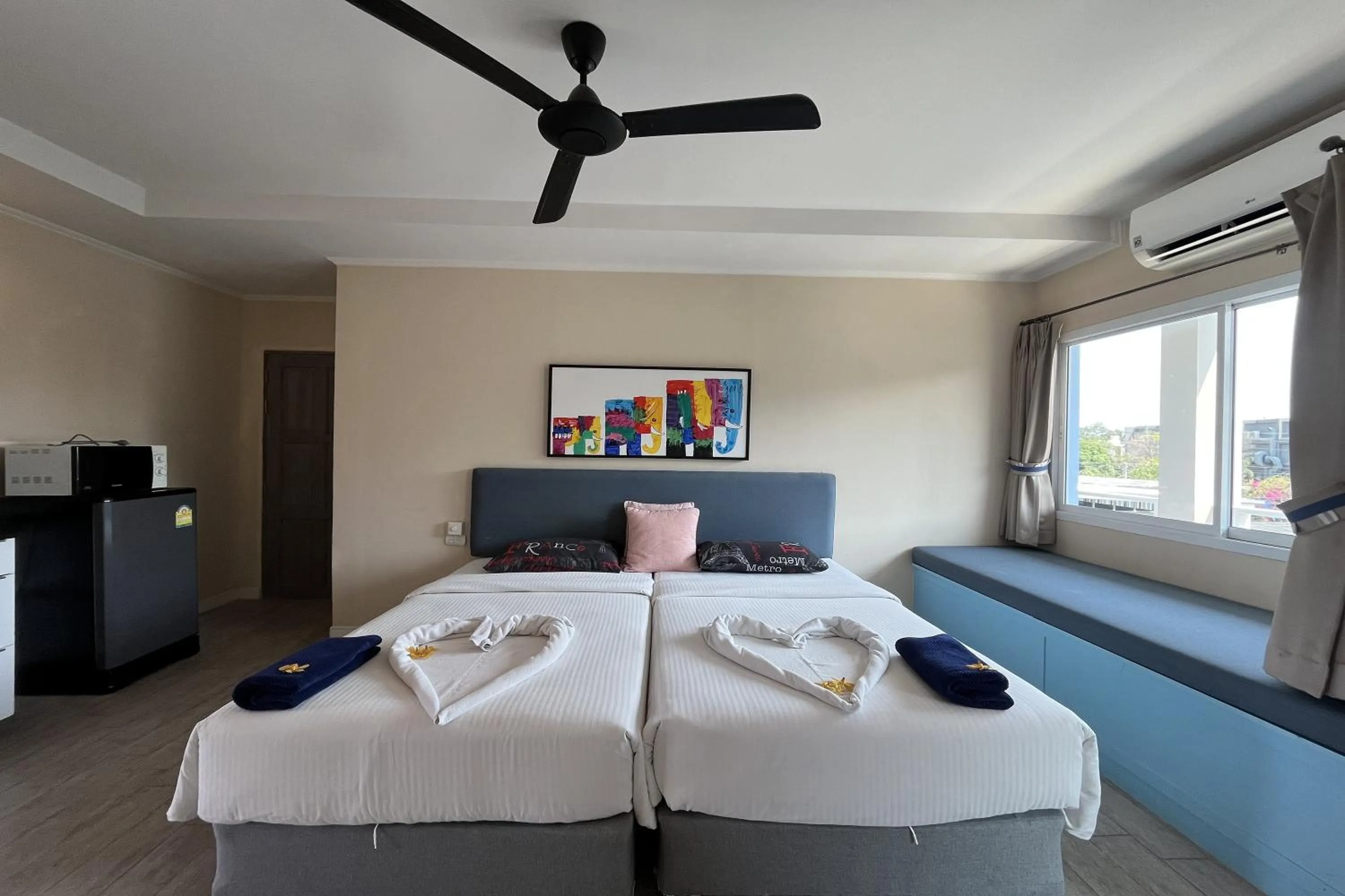 Bedroom, Bed in Surf & Sand Resort