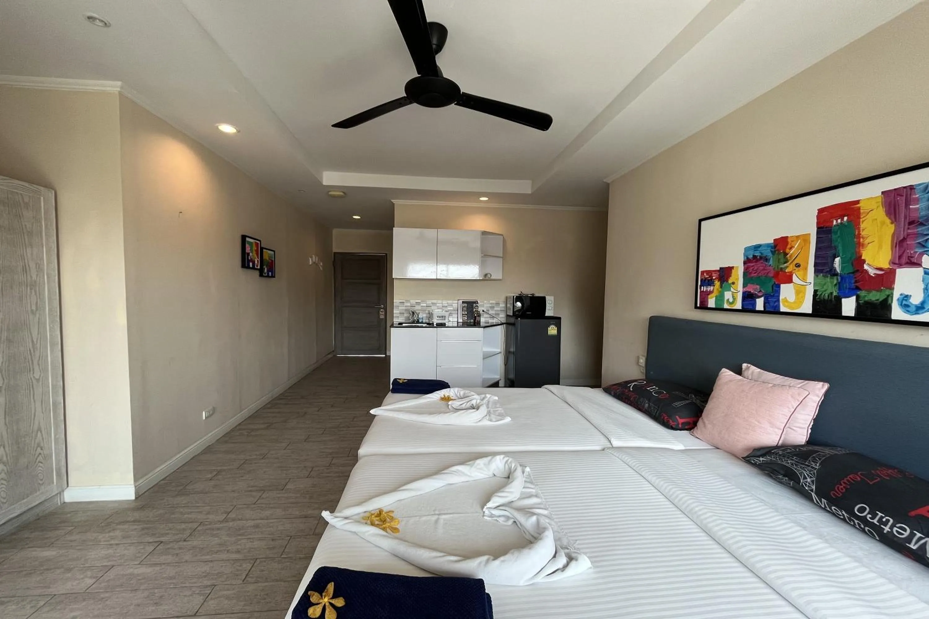 Bedroom, Bed in Surf & Sand Resort