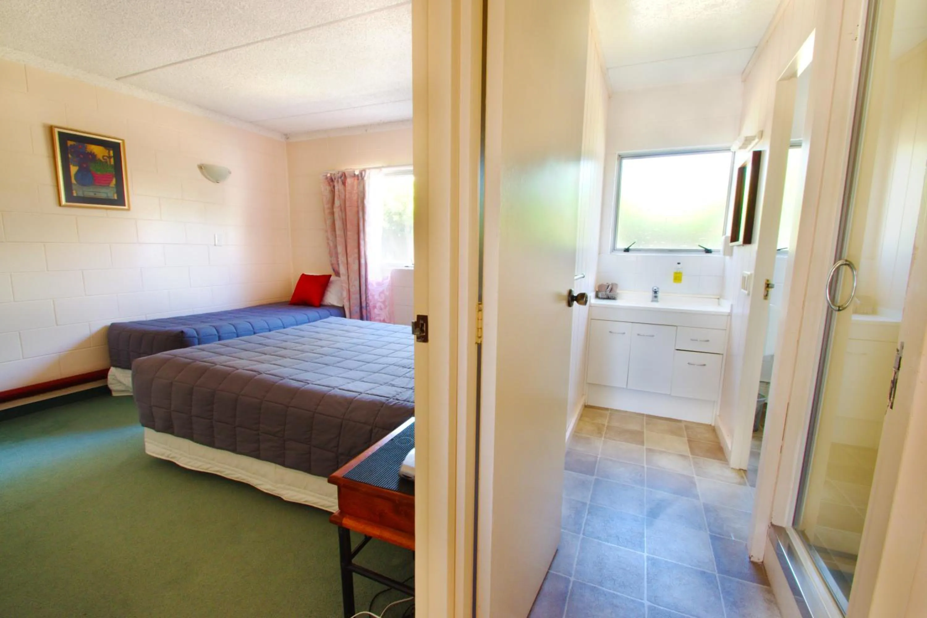 Bathroom, Bed in Union Victoria Motel