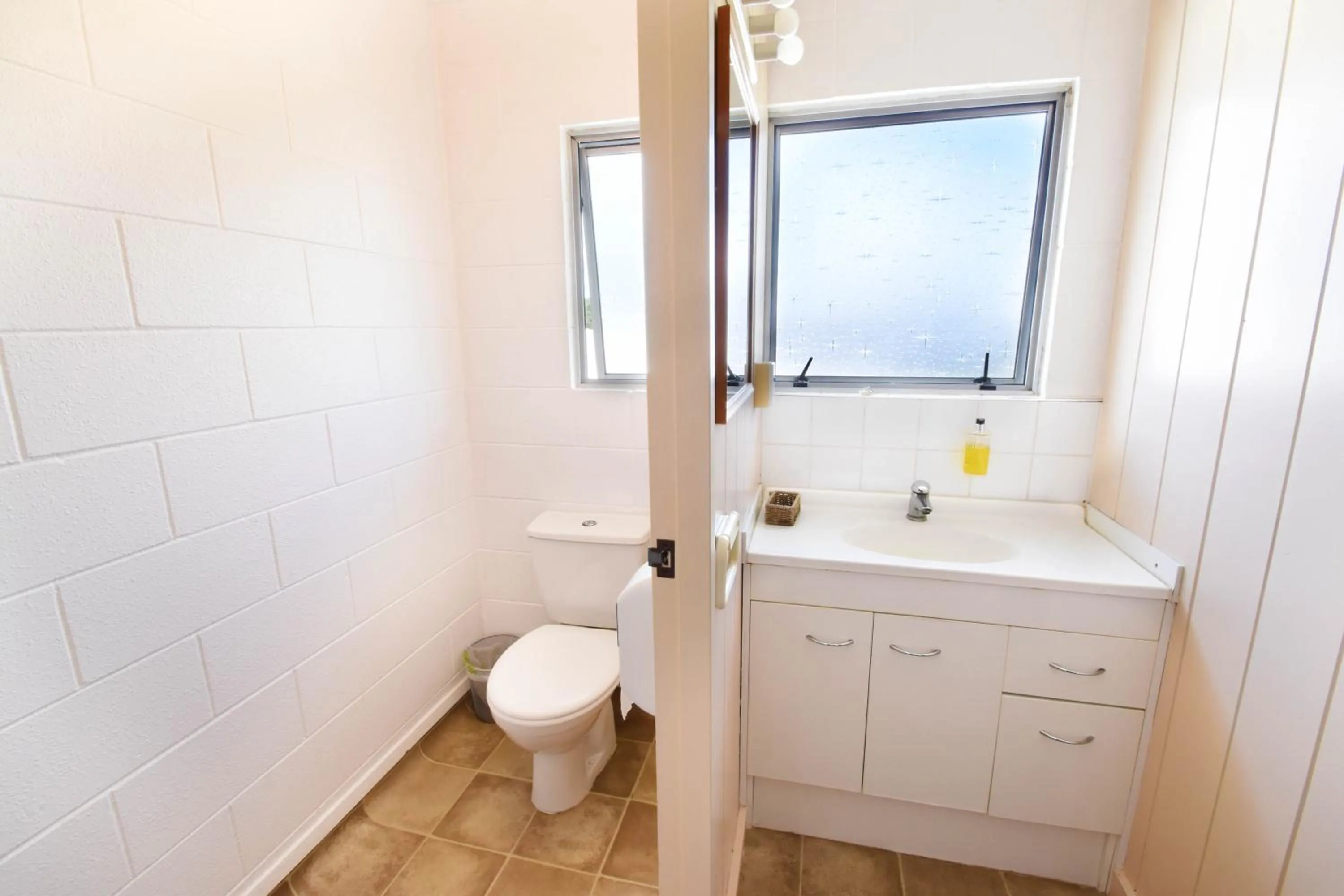 Toilet in Union Victoria Motel