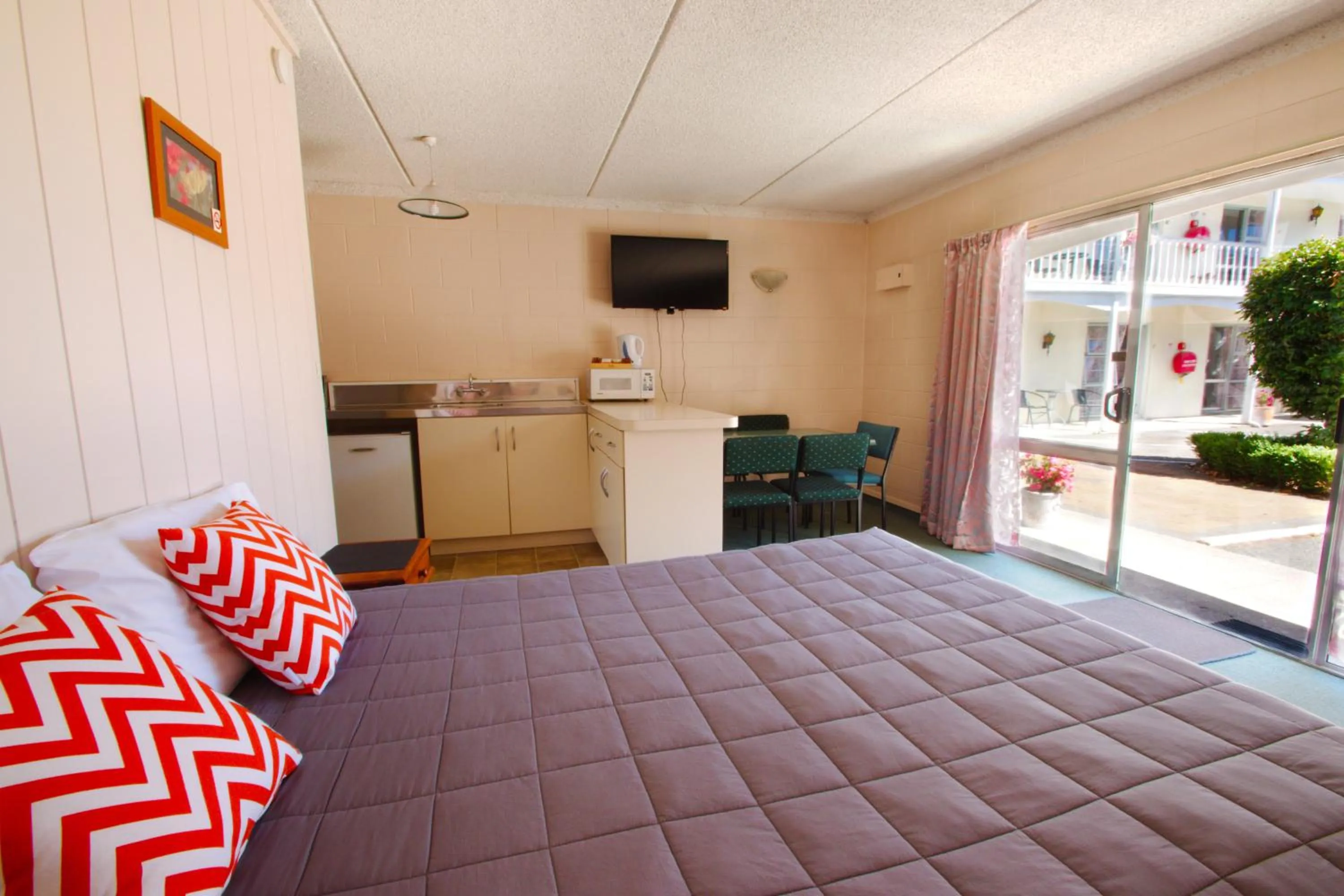 Coffee/tea facilities, Bed in Union Victoria Motel