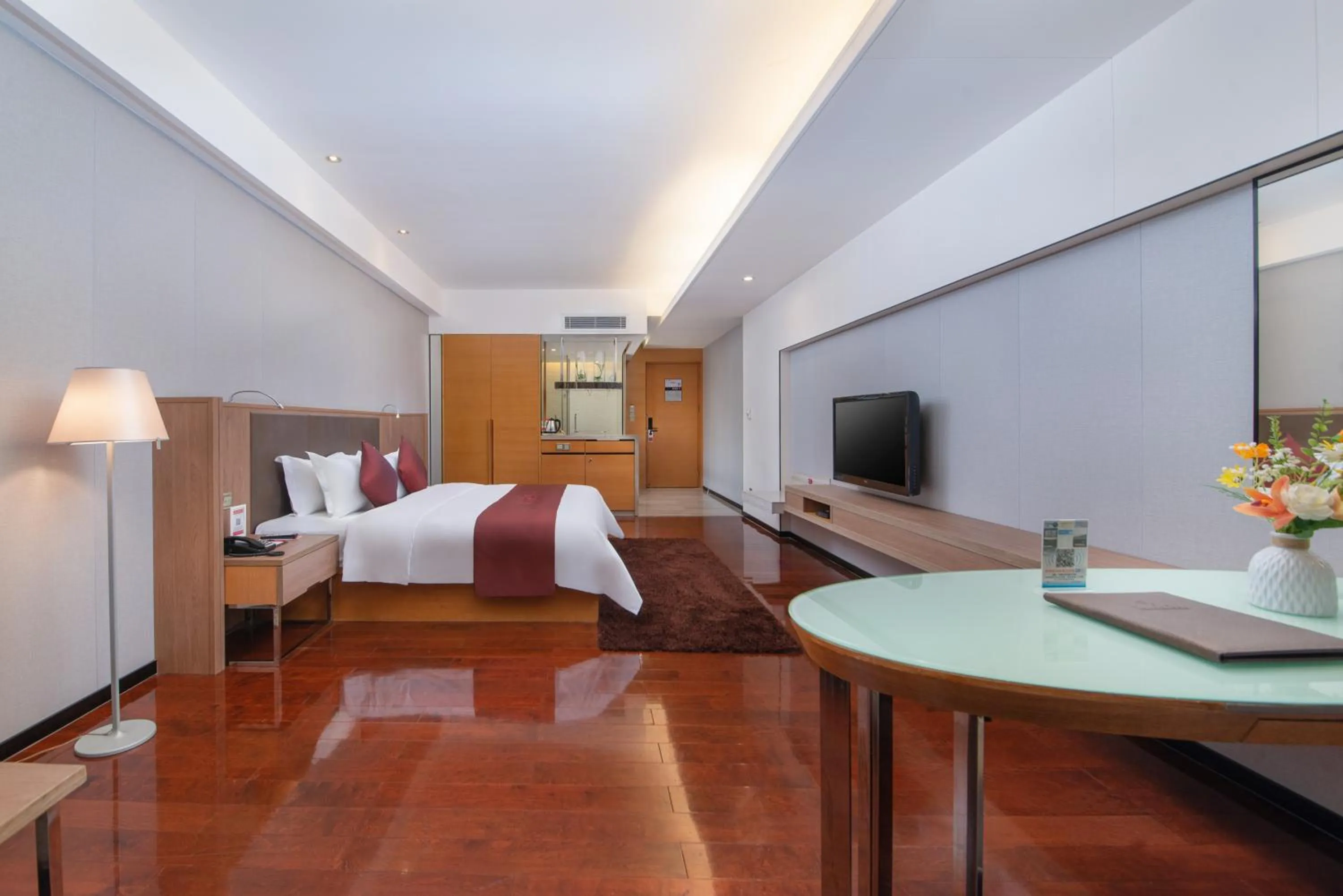 Bed in Shenzhen Ramada Plaza, North Railway Station