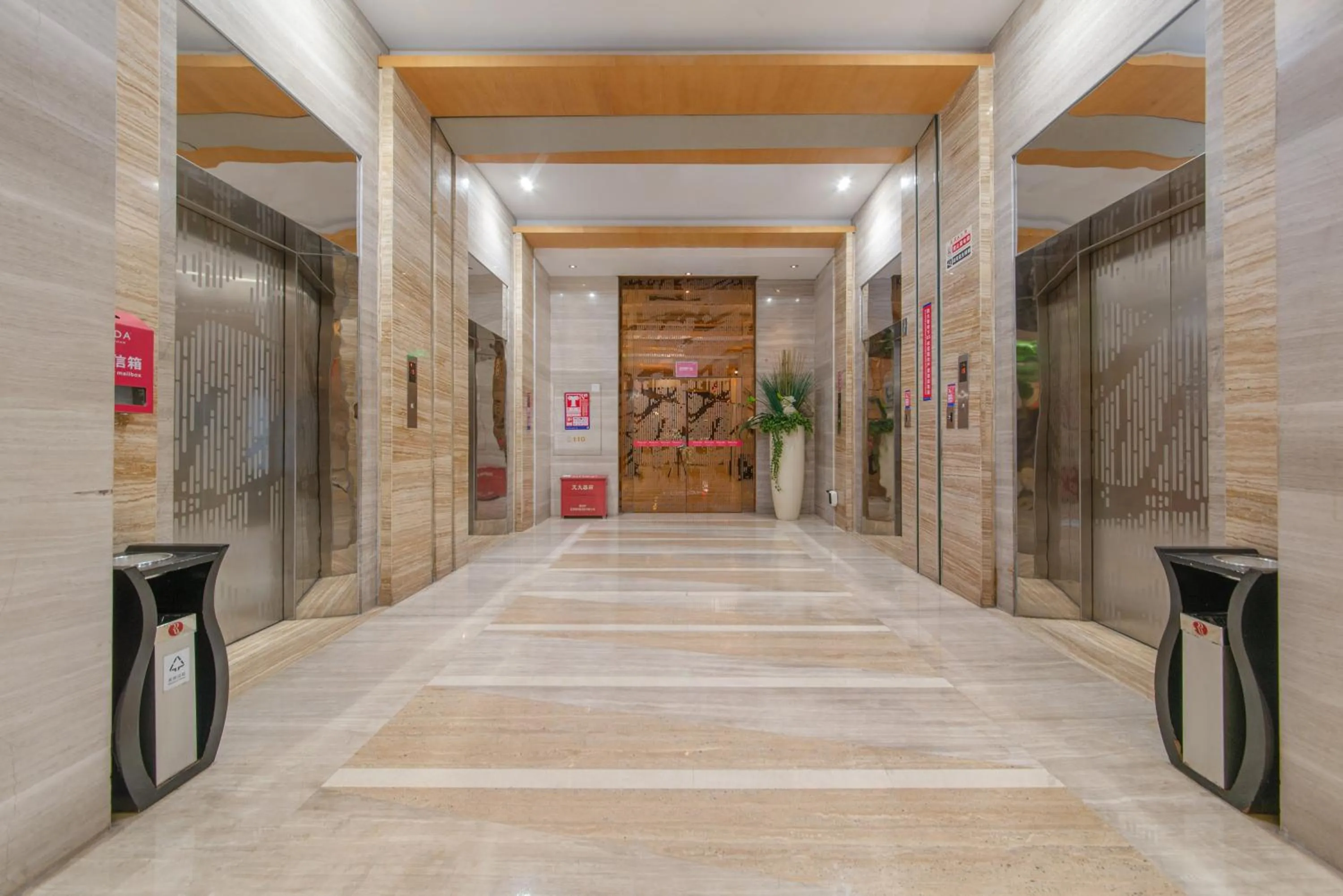 elevator in Shenzhen Ramada Plaza, North Railway Station