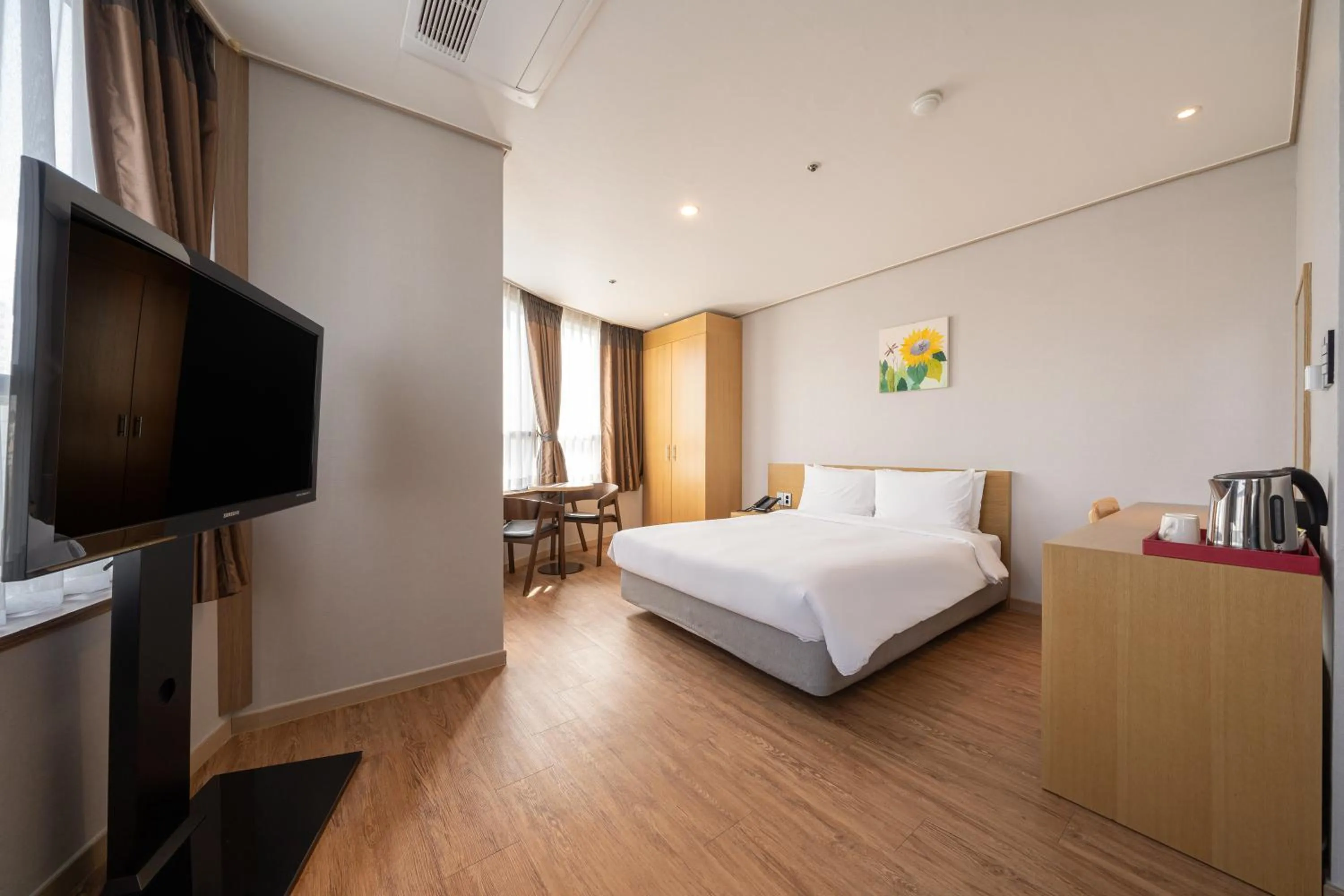 Photo of the whole room, Bed in Ramada by Wyndham Seoul Dongdaemun
