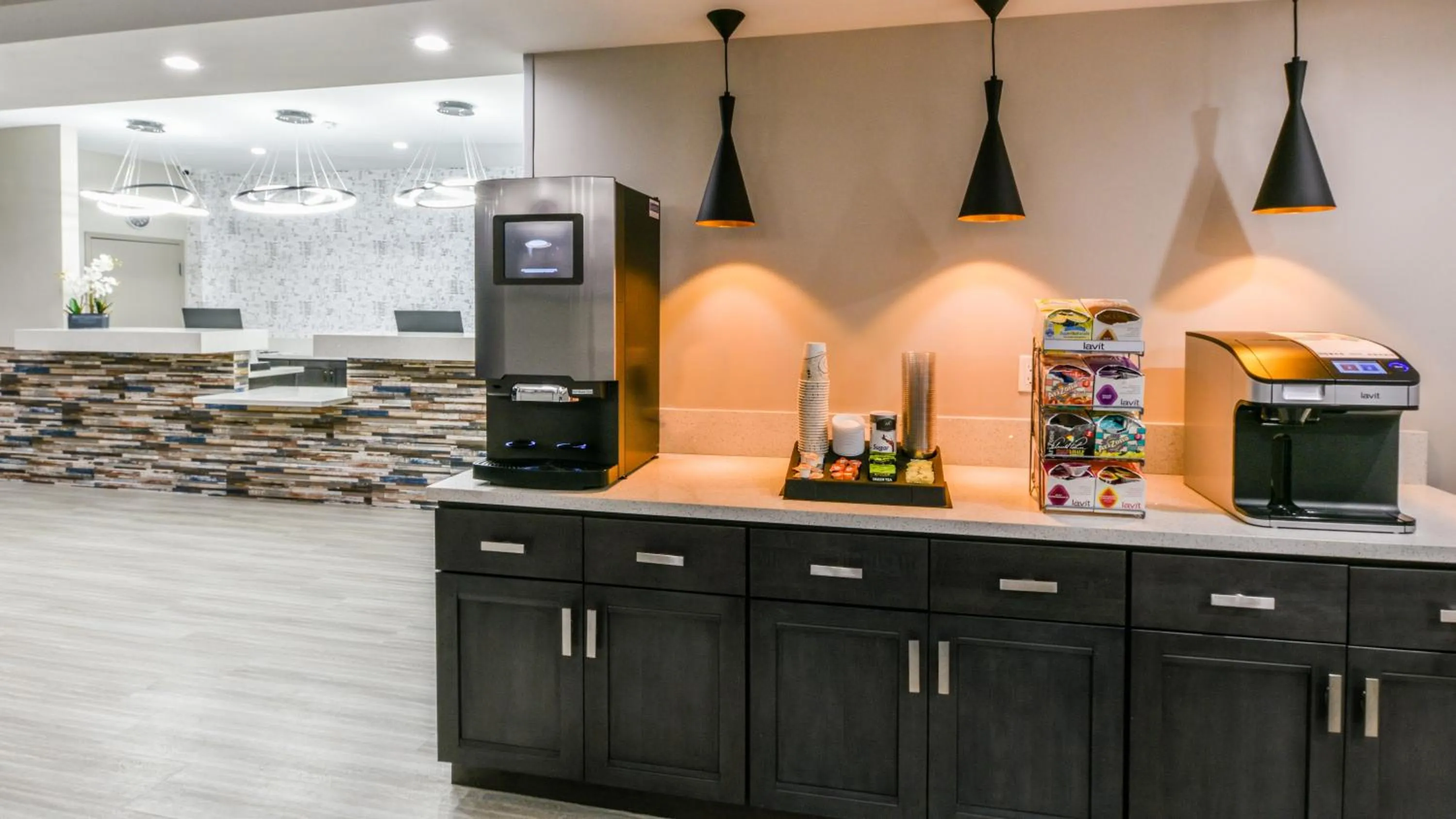 Coffee/tea facilities in Hollywood Inn Suites Hotel