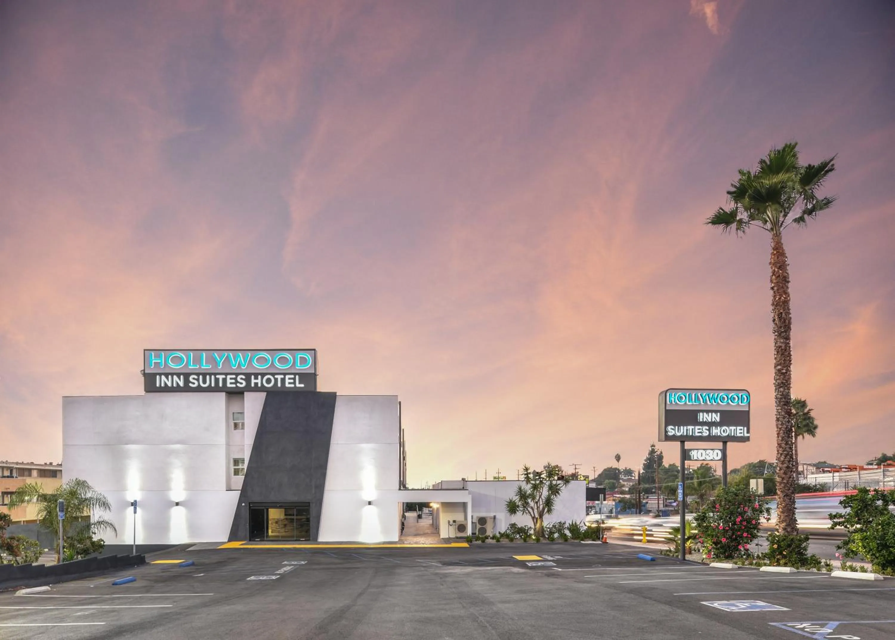 Facade/entrance in Hollywood Inn Suites Hotel