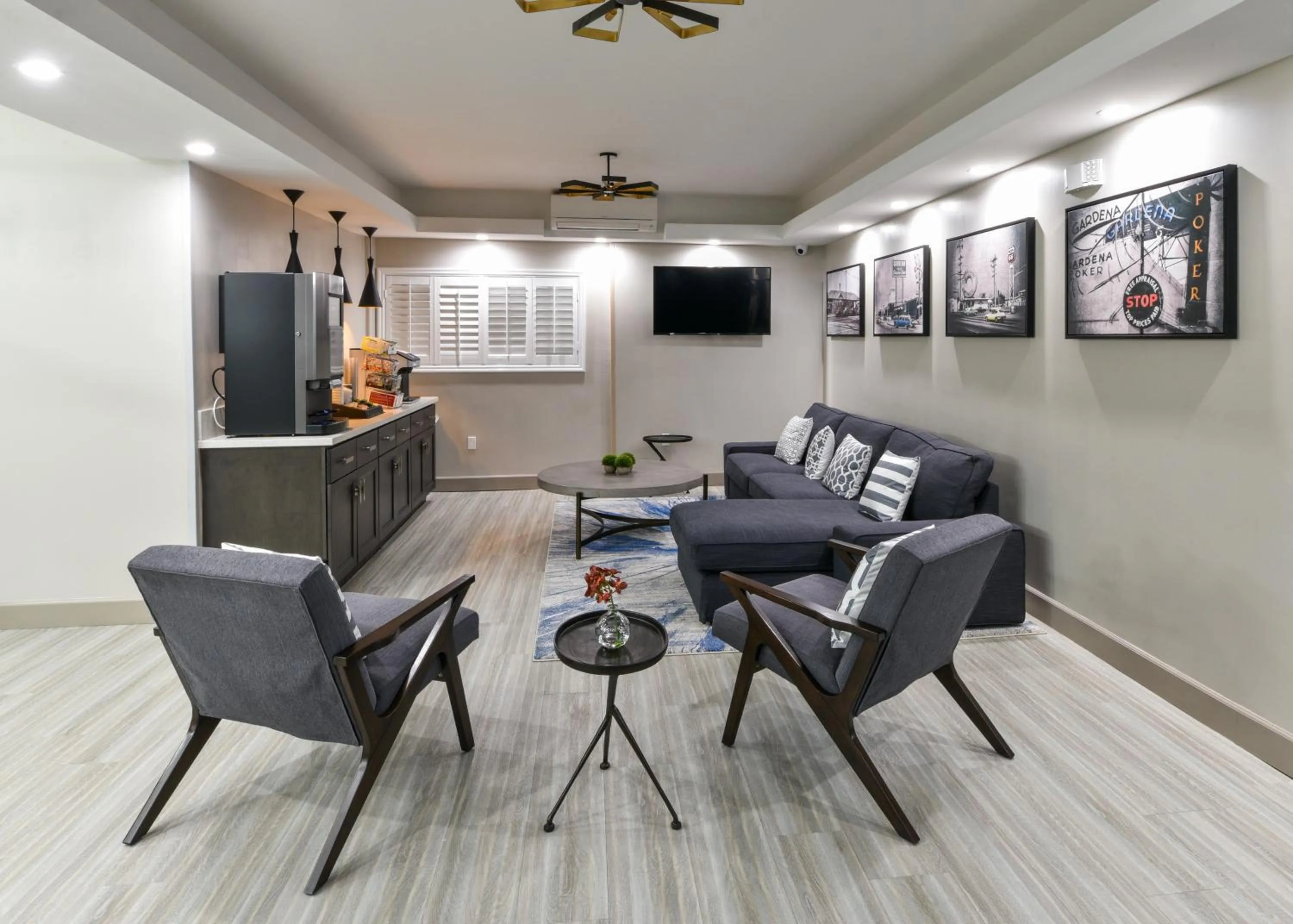 Seating area in Hollywood Inn Suites Hotel