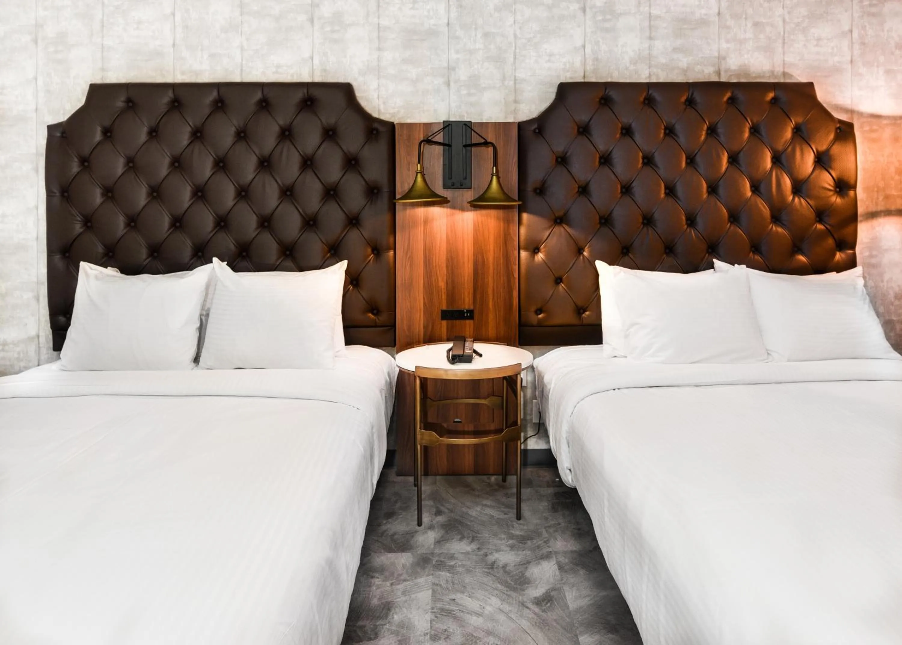 Photo of the whole room, Bed in Hollywood Inn Suites Hotel