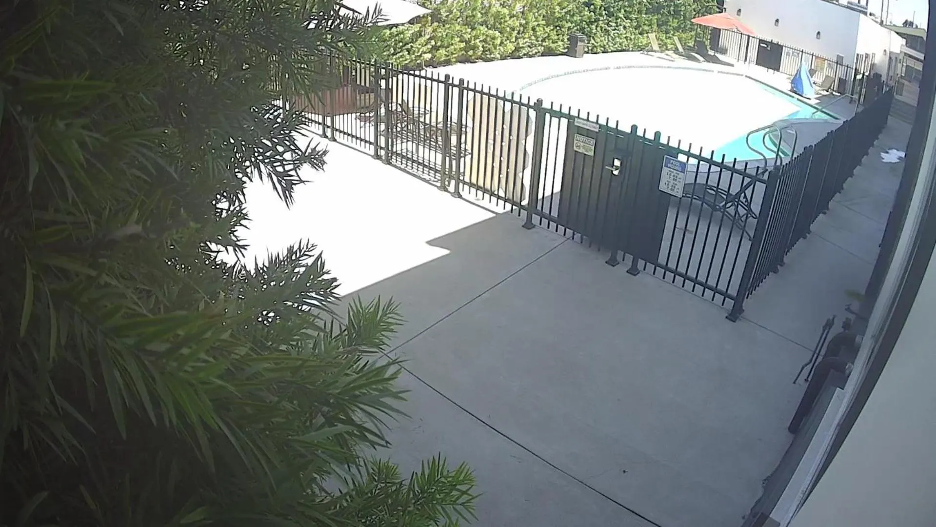 Swimming pool in Hollywood Inn Suites Hotel