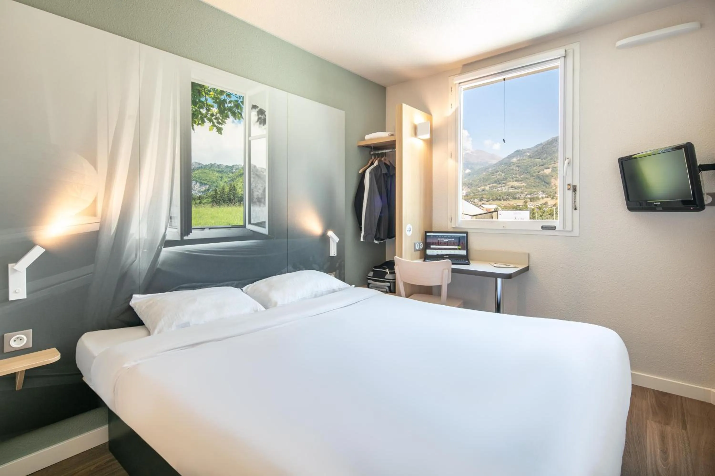 Photo of the whole room, Bed in B&B HOTEL Saint Jean De Maurienne