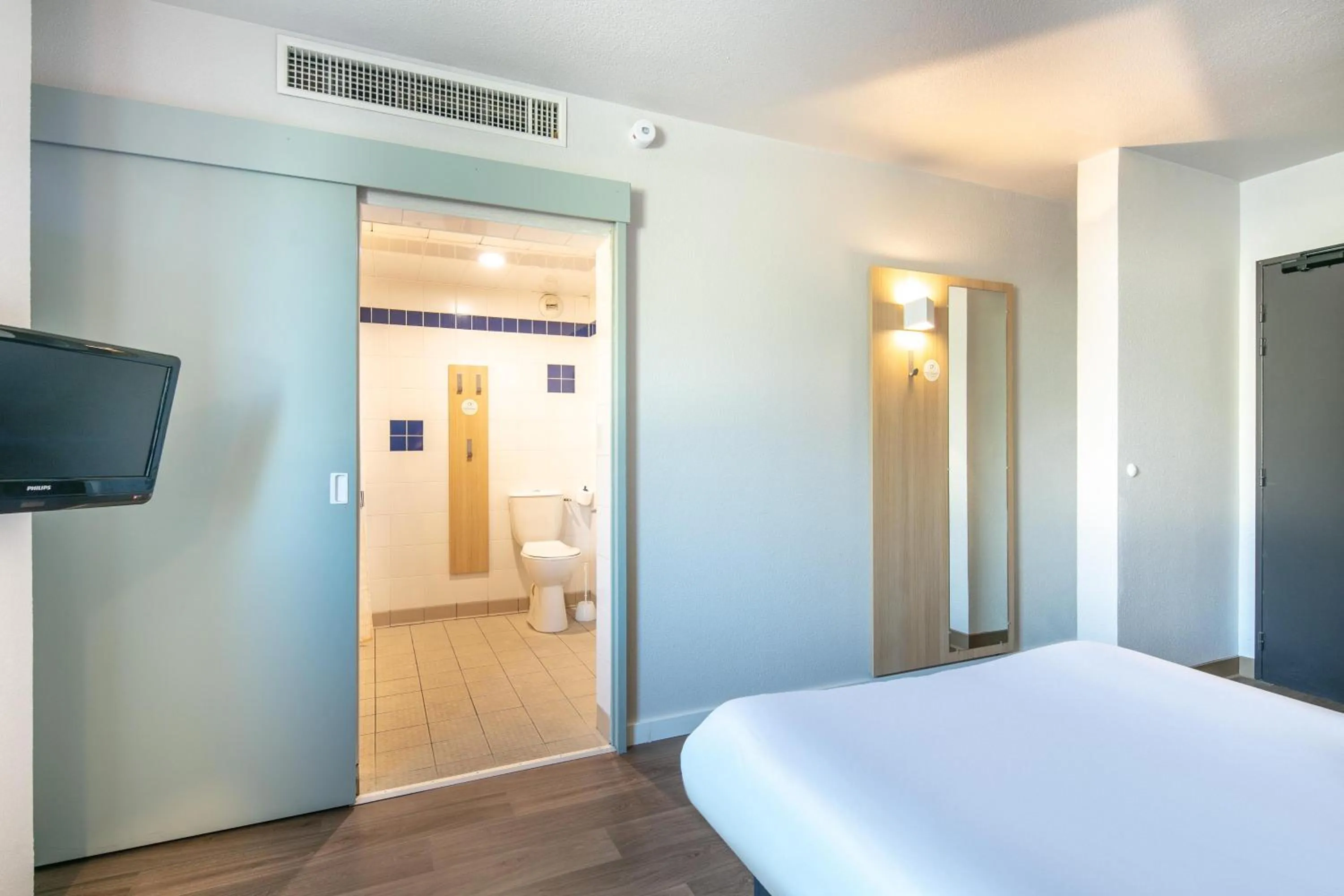 Bathroom, Bed in B&B HOTEL Saint Jean De Maurienne