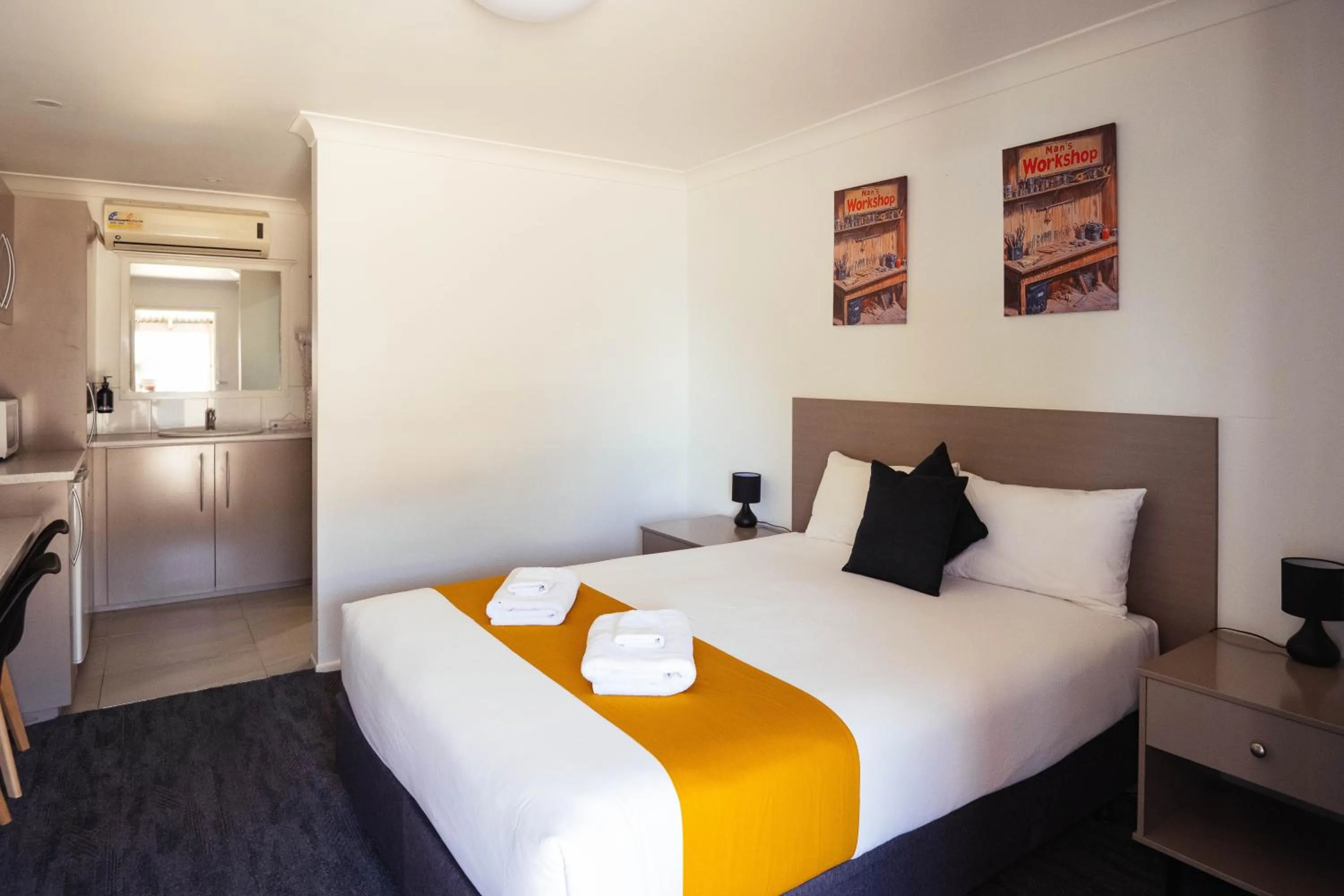 Photo of the whole room, Bed in Burke & Wills Mt Isa