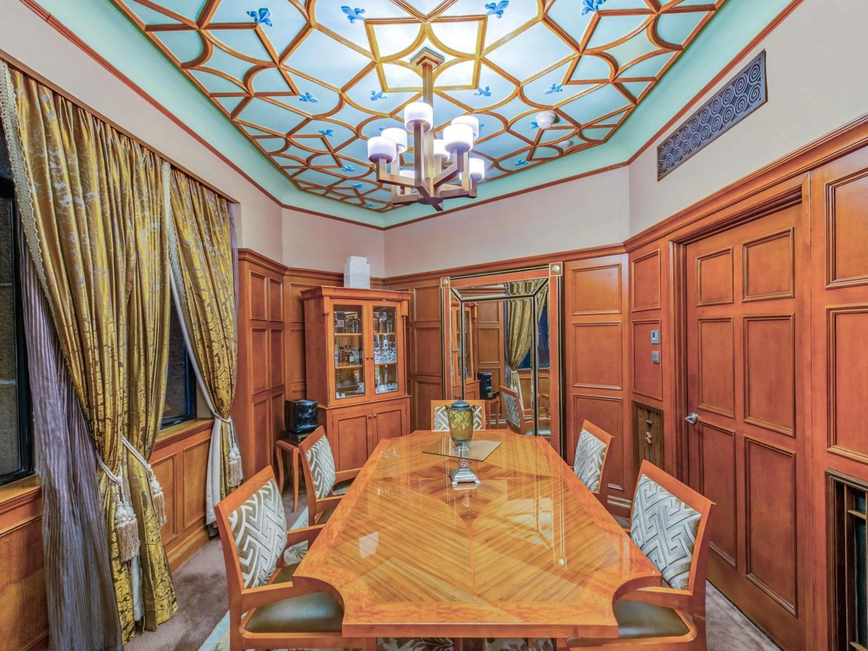 Bedroom in Fairmont Peace Hotel on the Bund