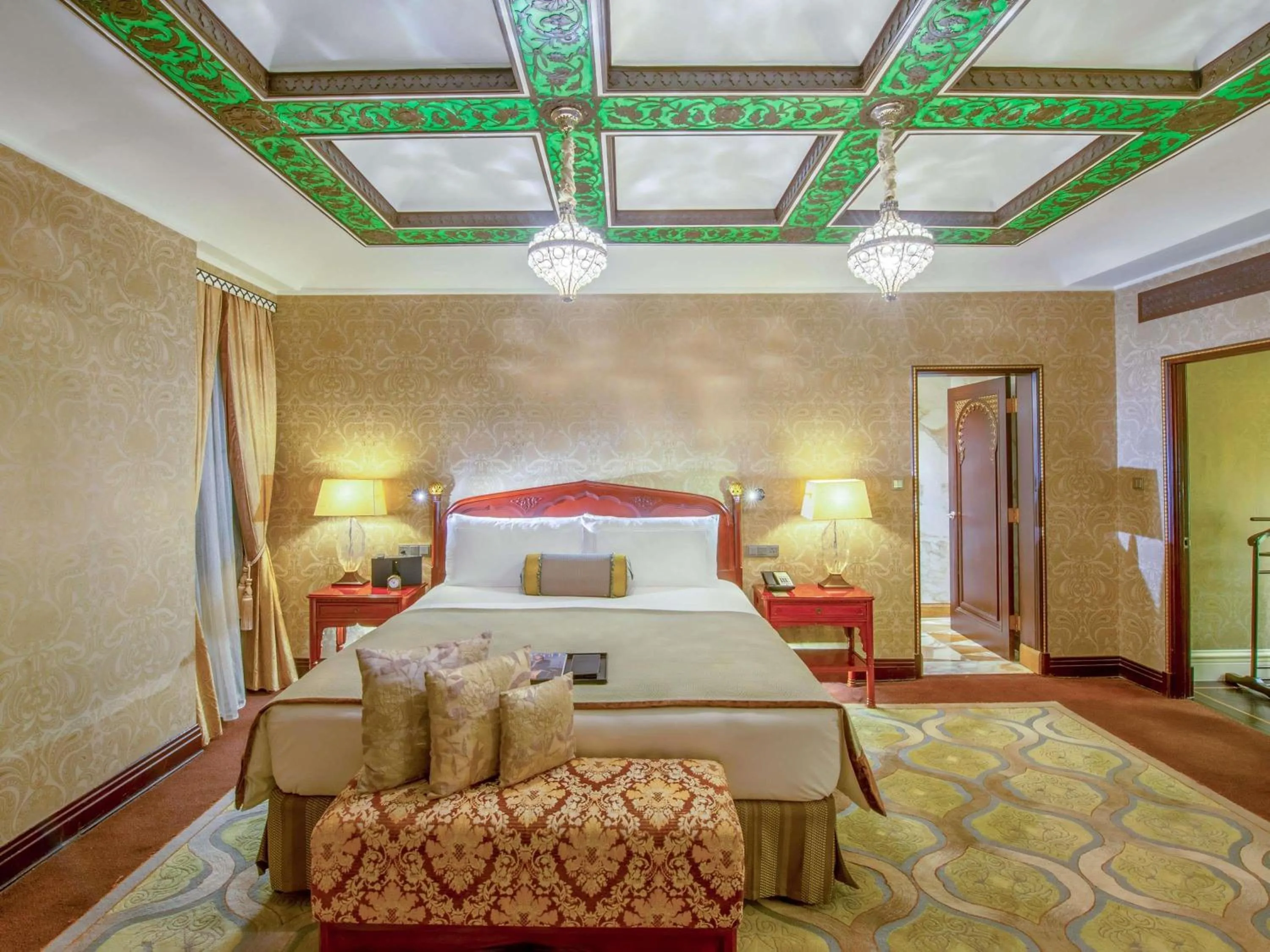 Bedroom, Bed in Fairmont Peace Hotel on the Bund