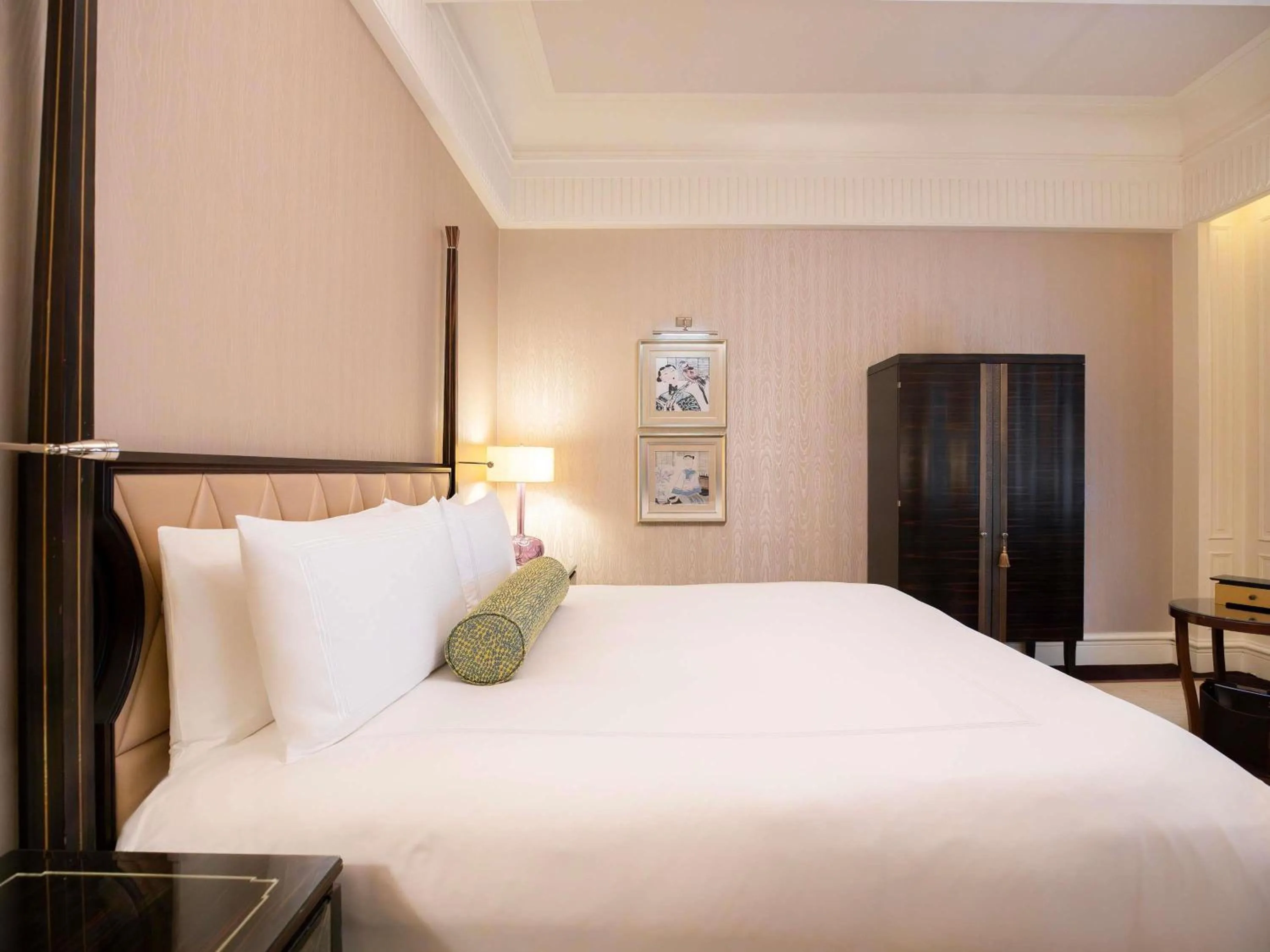 Bedroom, Bed in Fairmont Peace Hotel on the Bund