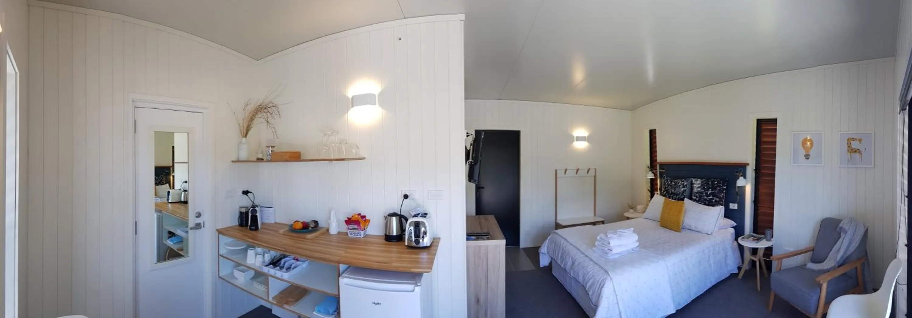 Photo of the whole room, Bed in Admiral Waters