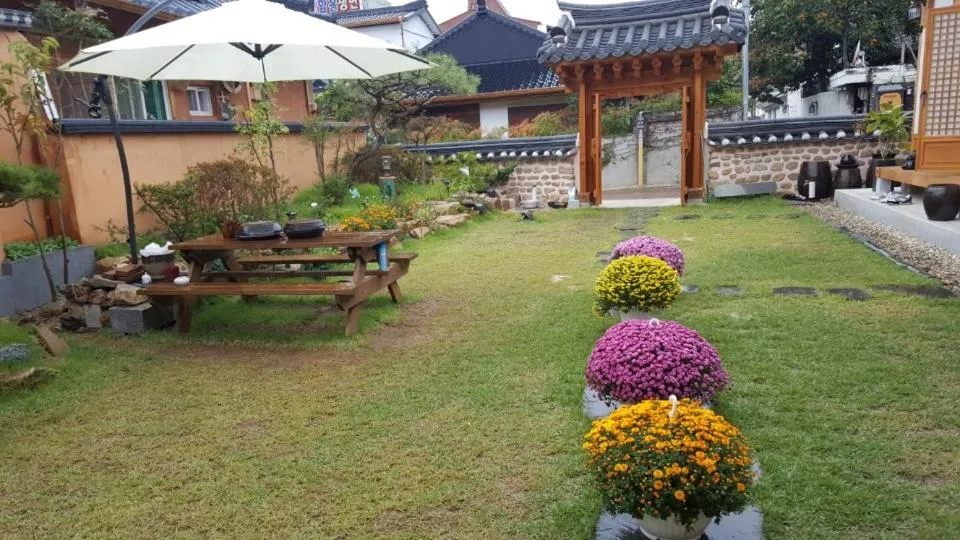 Garden in Hanok Hyeyum