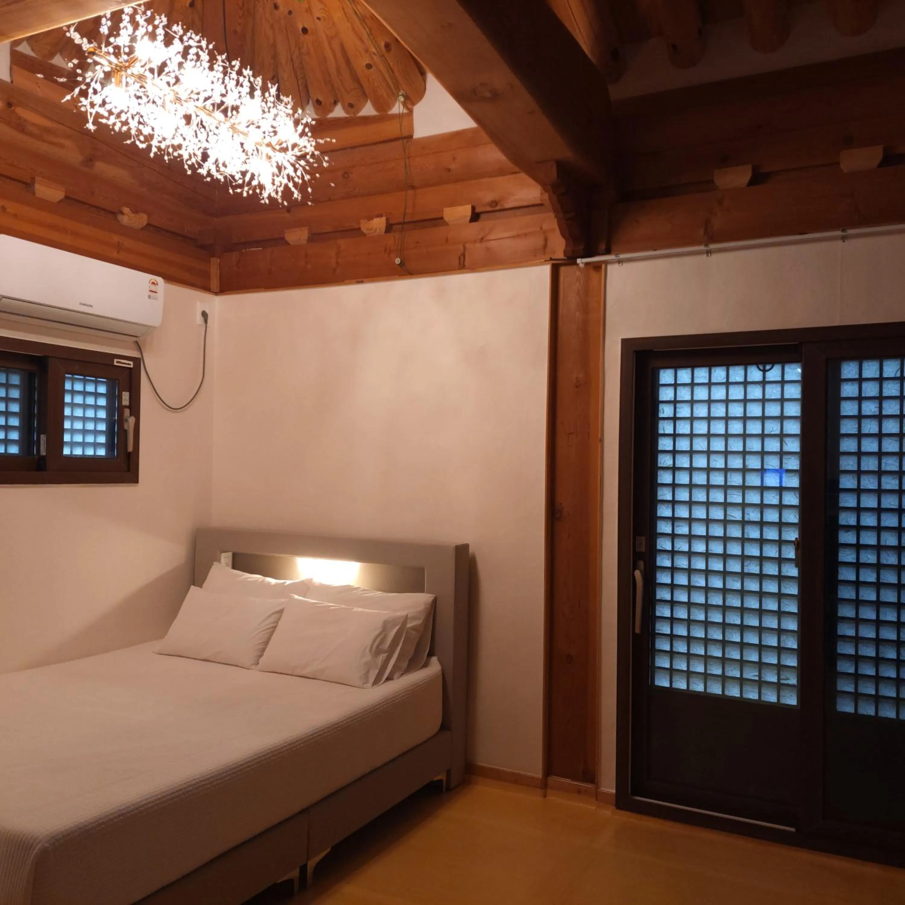 Bed in Hanok Hyeyum