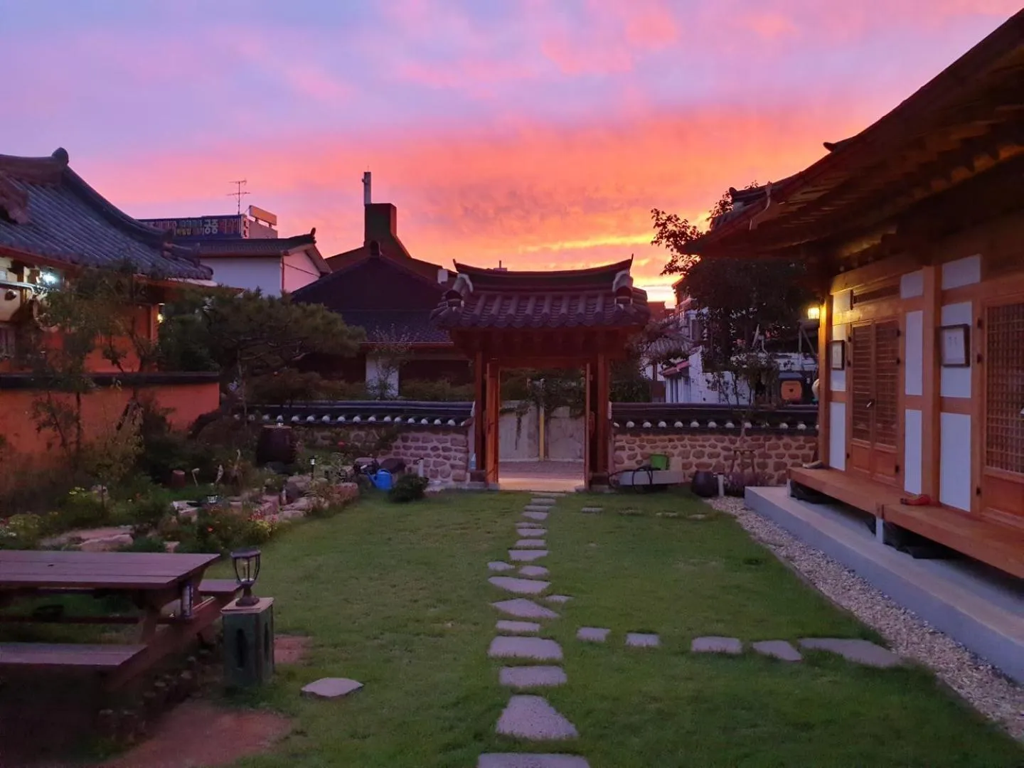 Garden in Hanok Hyeyum
