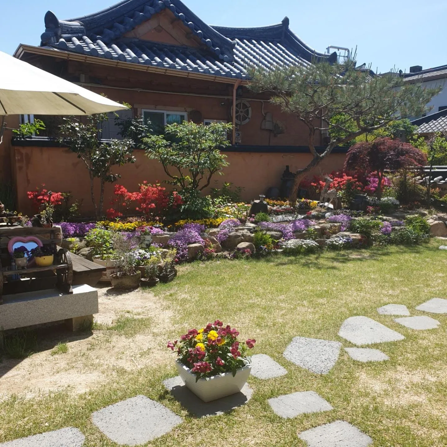 Garden in Hanok Hyeyum