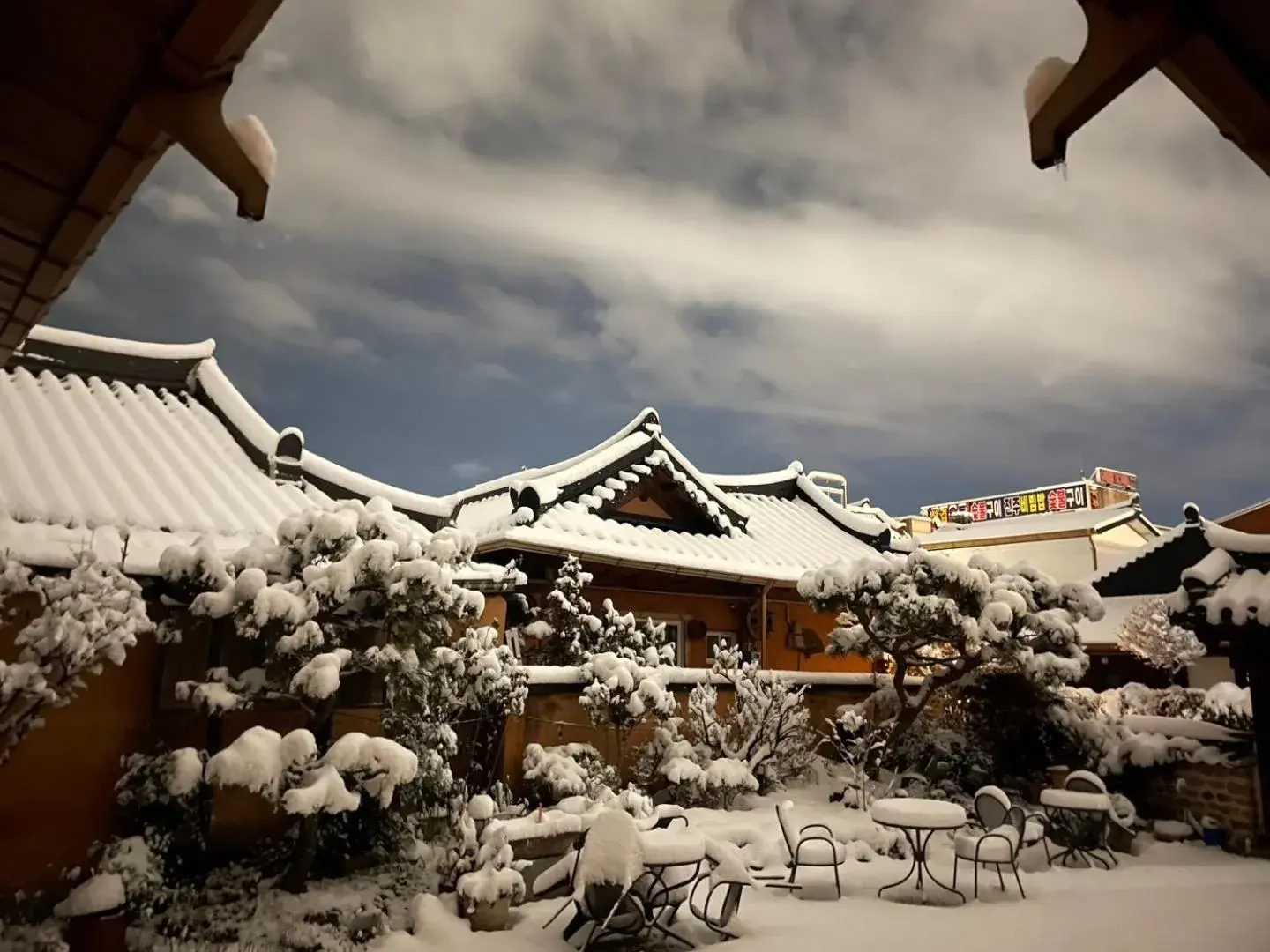 Double or Twin Room with Garden View in Hanok Hyeyum Double or Twin Room with Garden View in Hanok Hyeyum