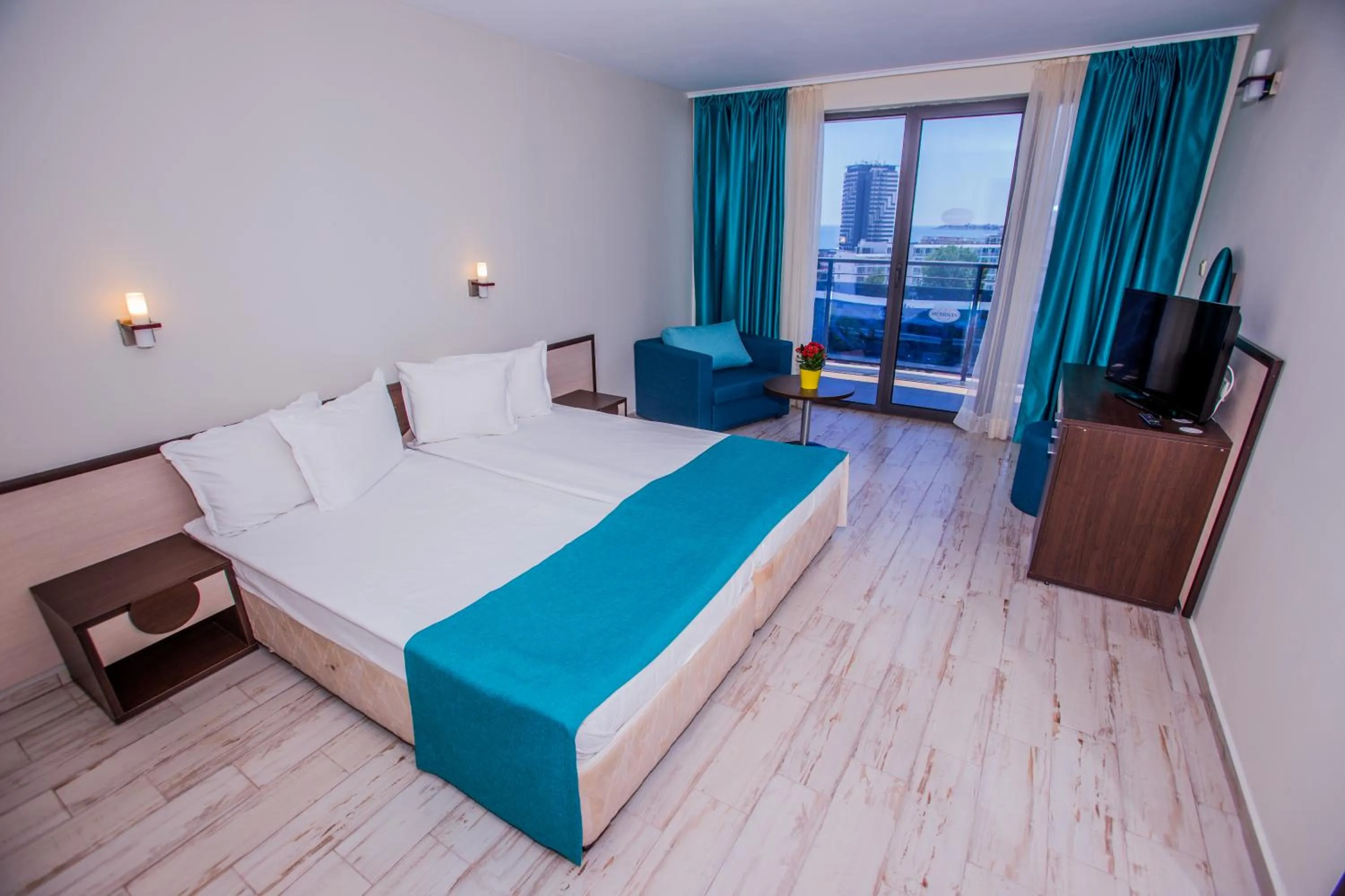 Shower, Bed in Smartline Meridian Hotel