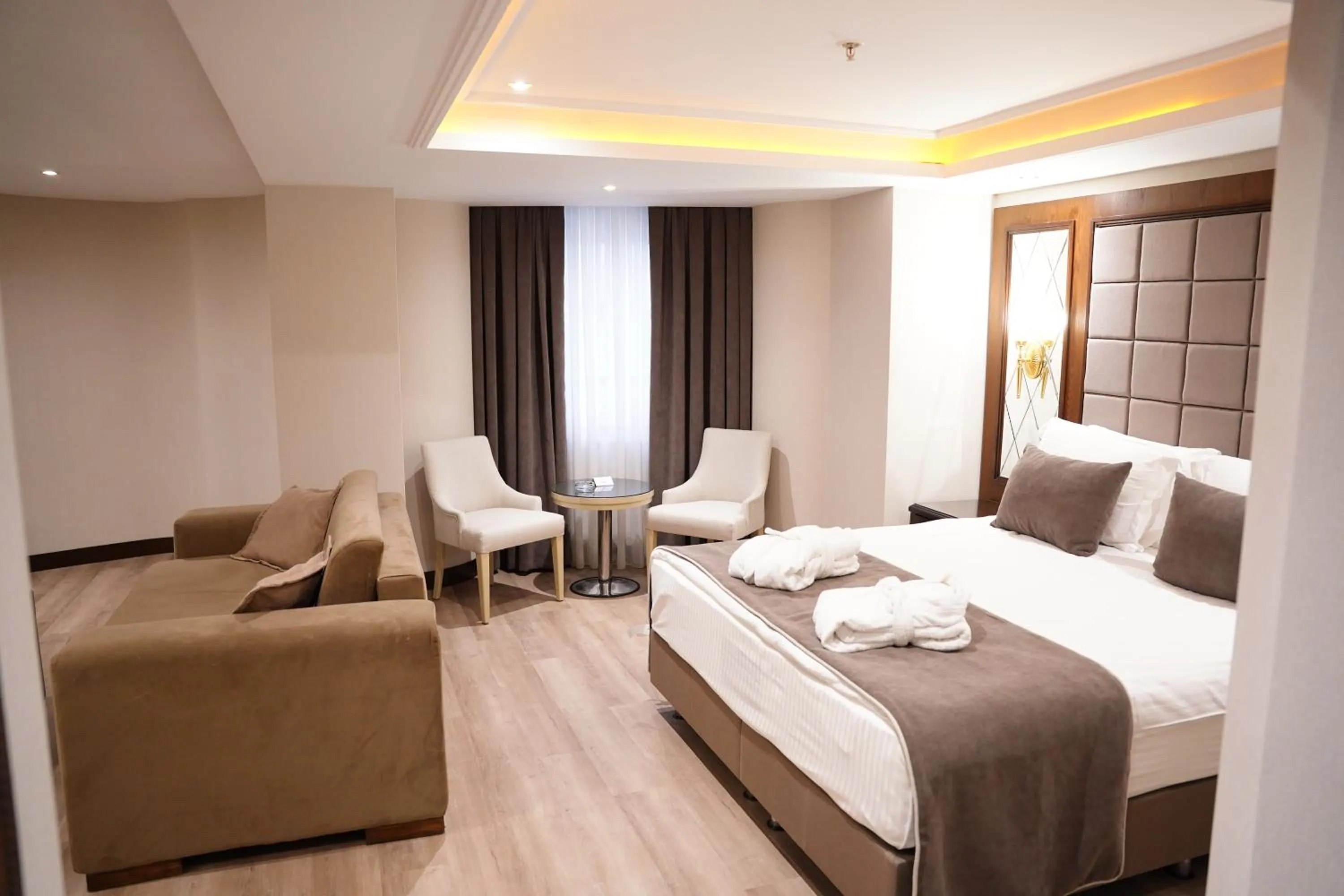 Living room, Bed in Amethyst Hotel