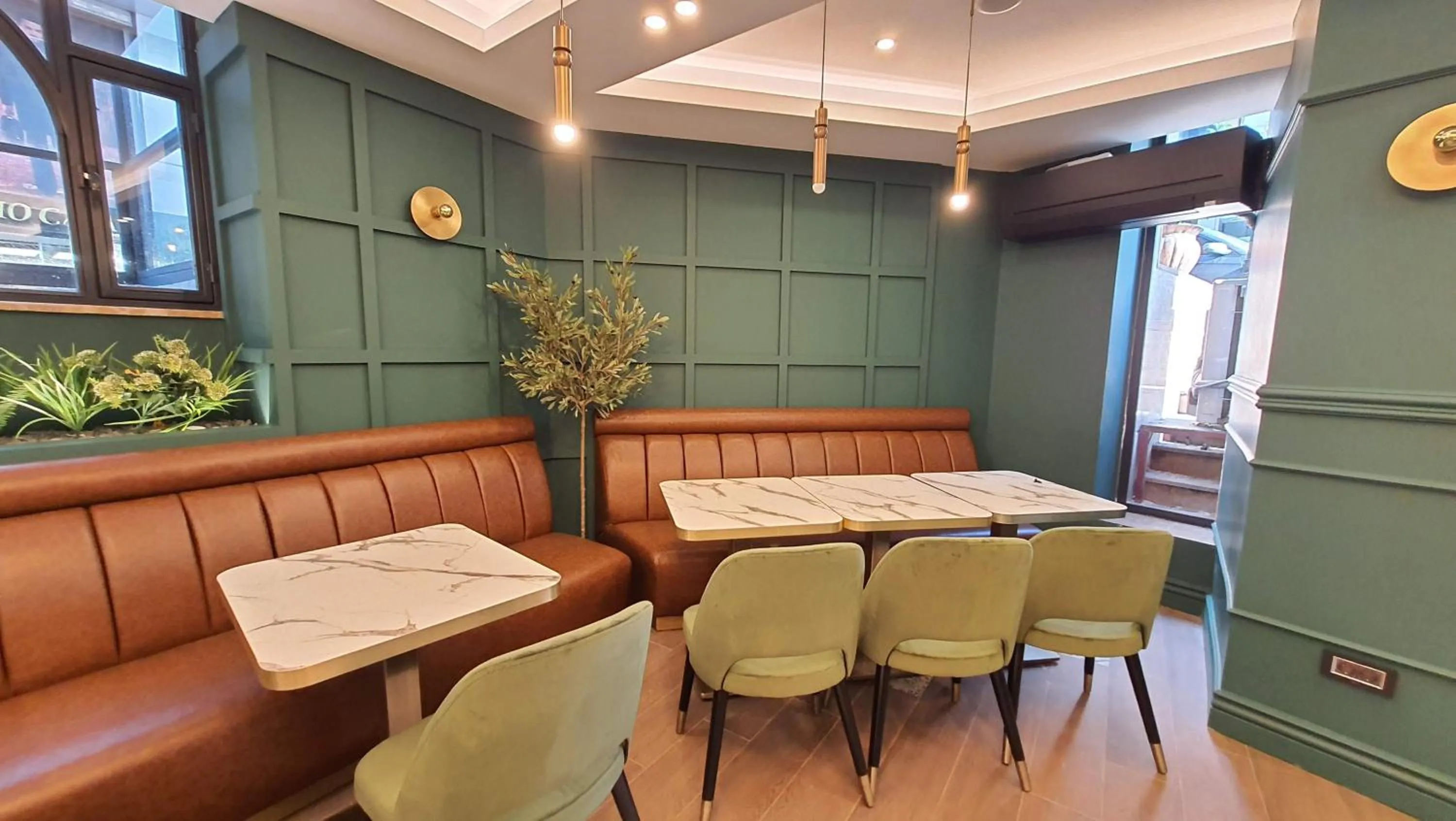 Restaurant/places to eat in Amethyst Hotel