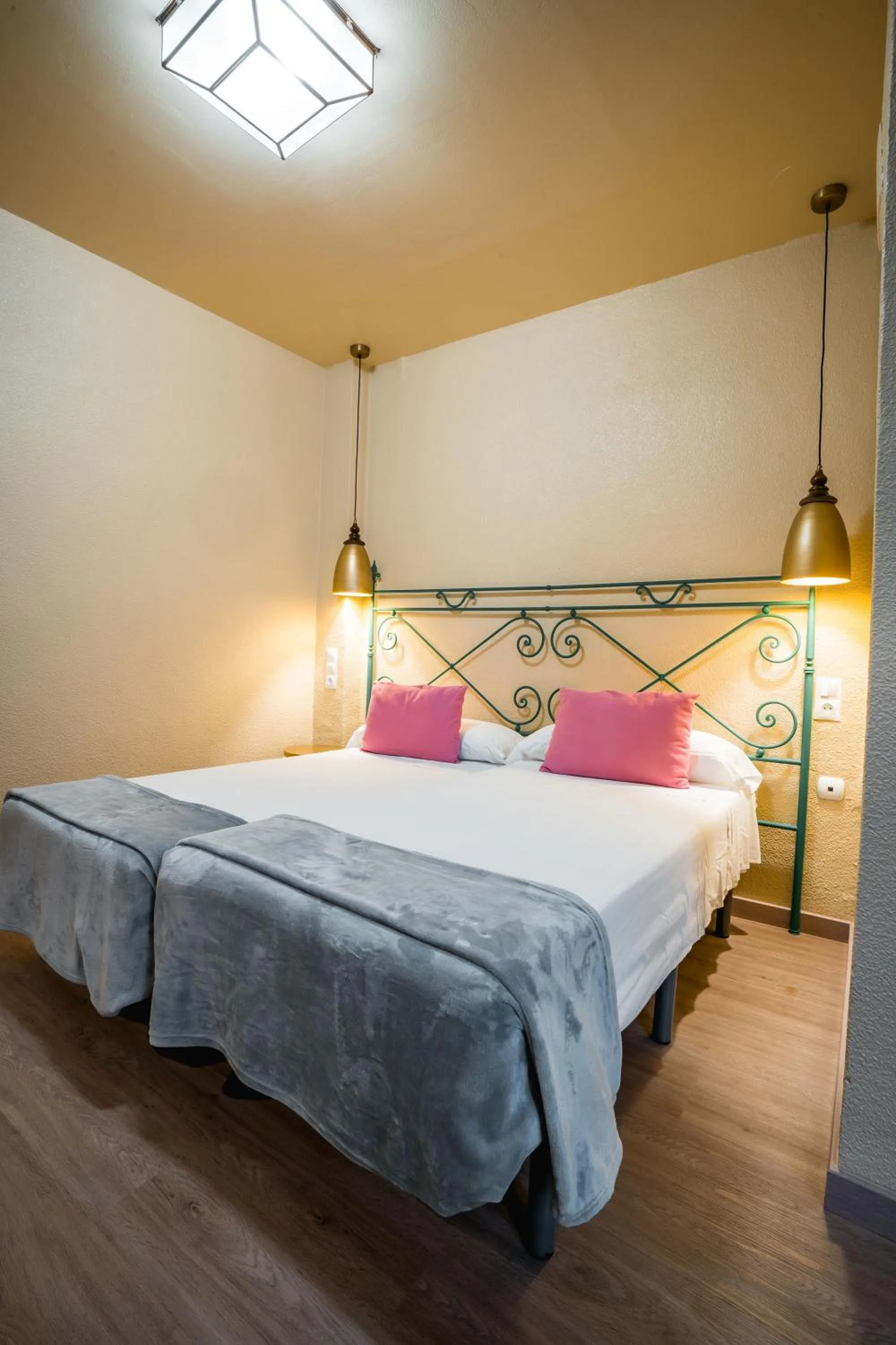 Photo of the whole room, Bed in Veronica Centro