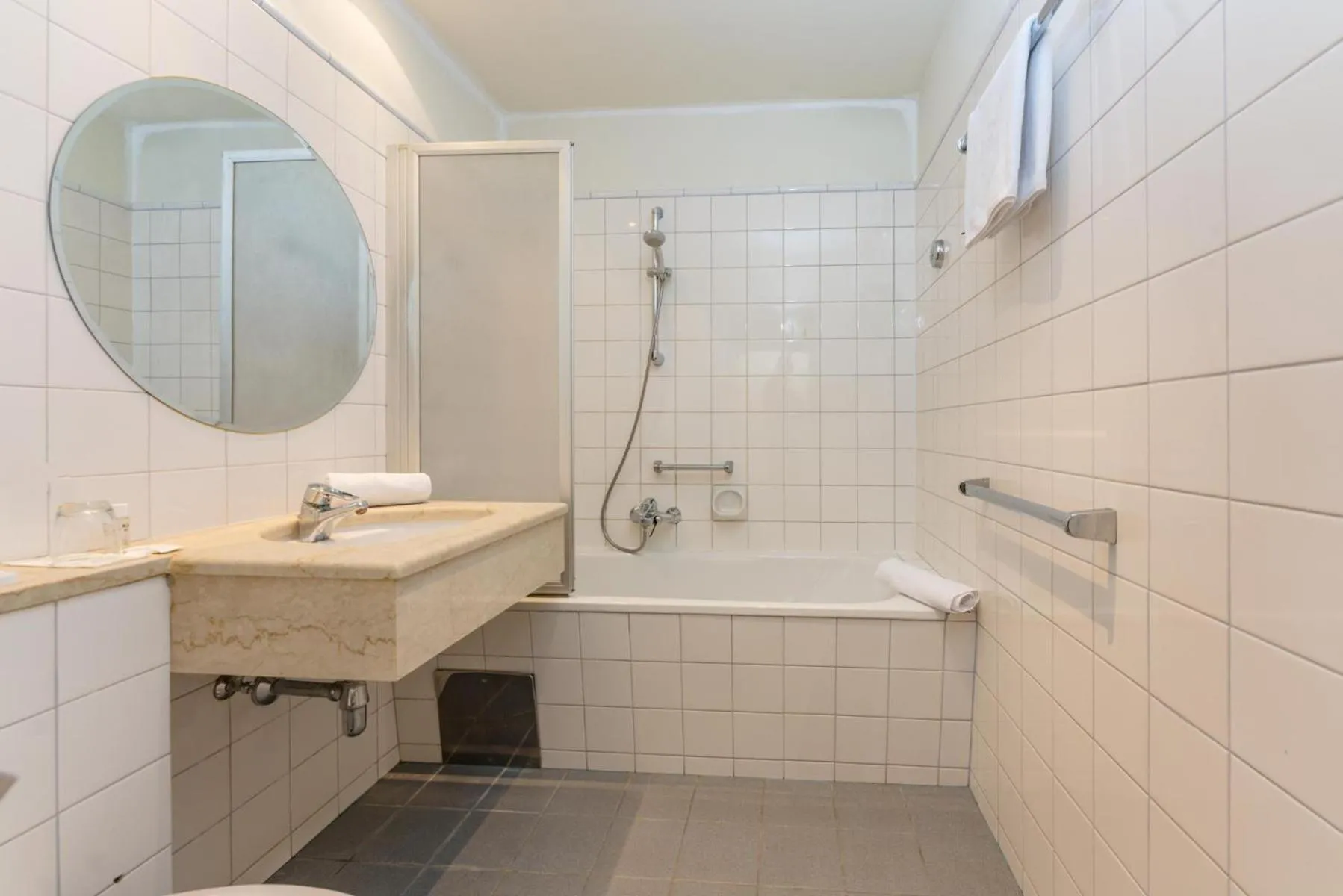 Shower in Hotel Restaurant Lebzelter