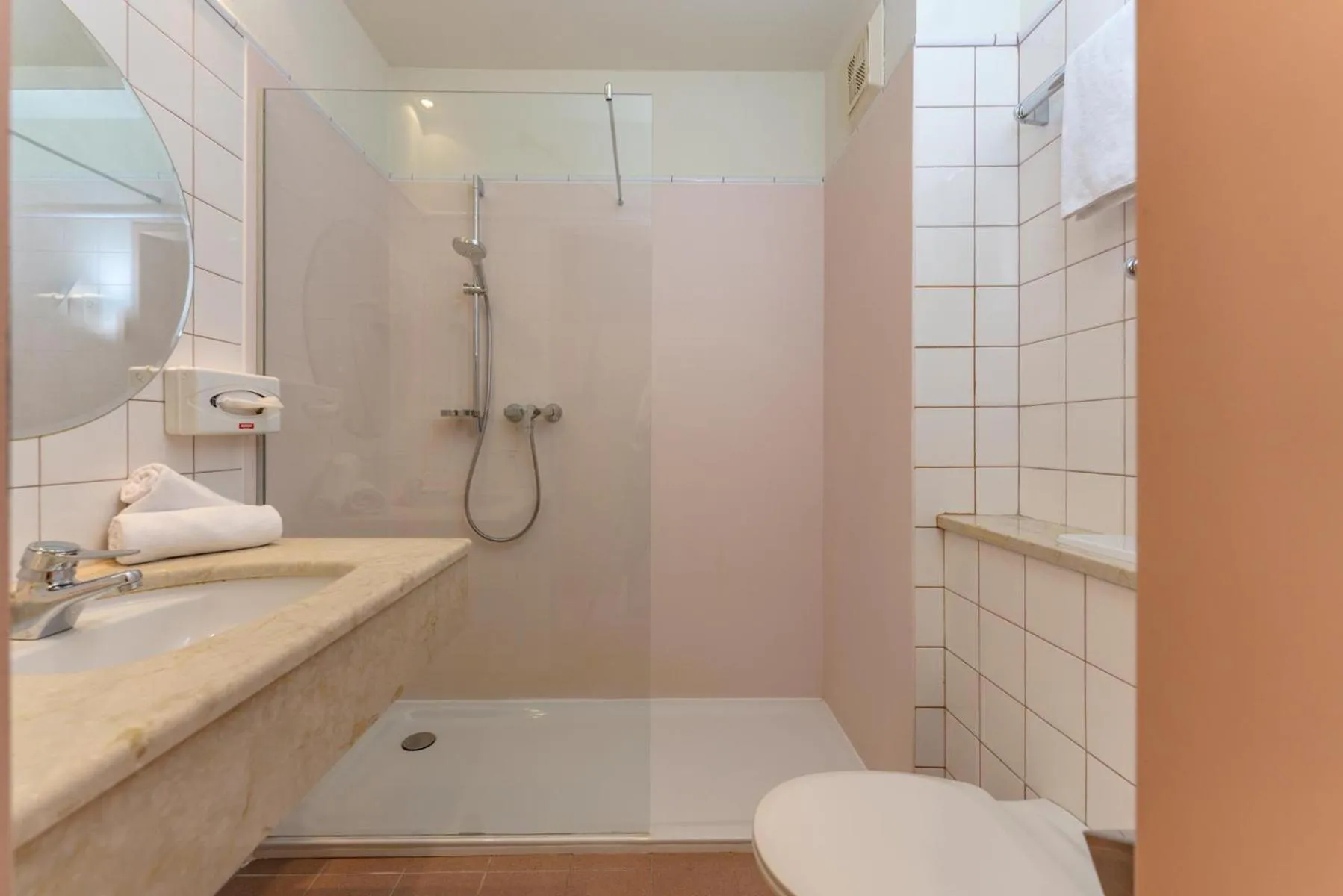 Shower in Hotel Restaurant Lebzelter
