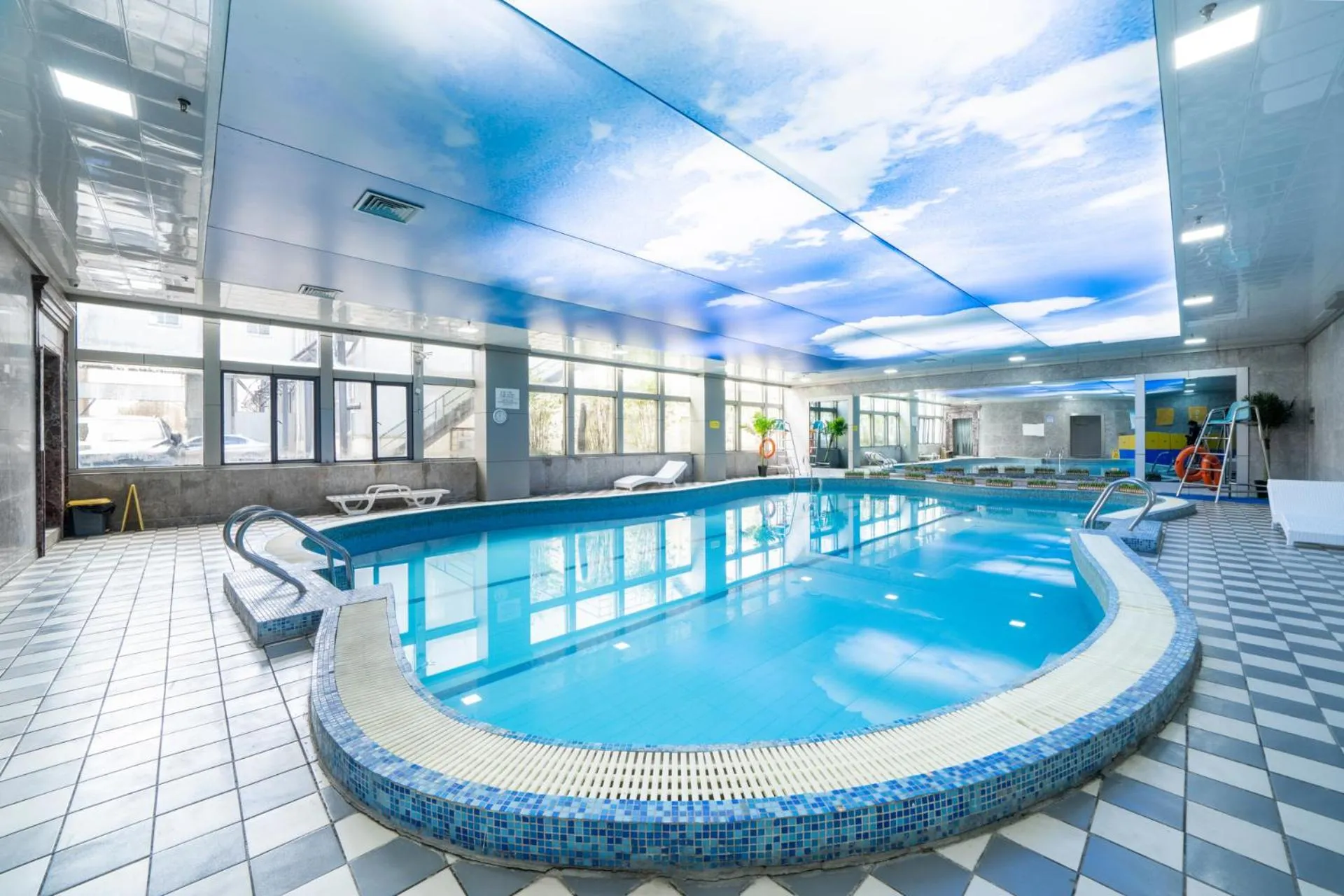 Swimming pool in Maritim Hotel Taicang Garden