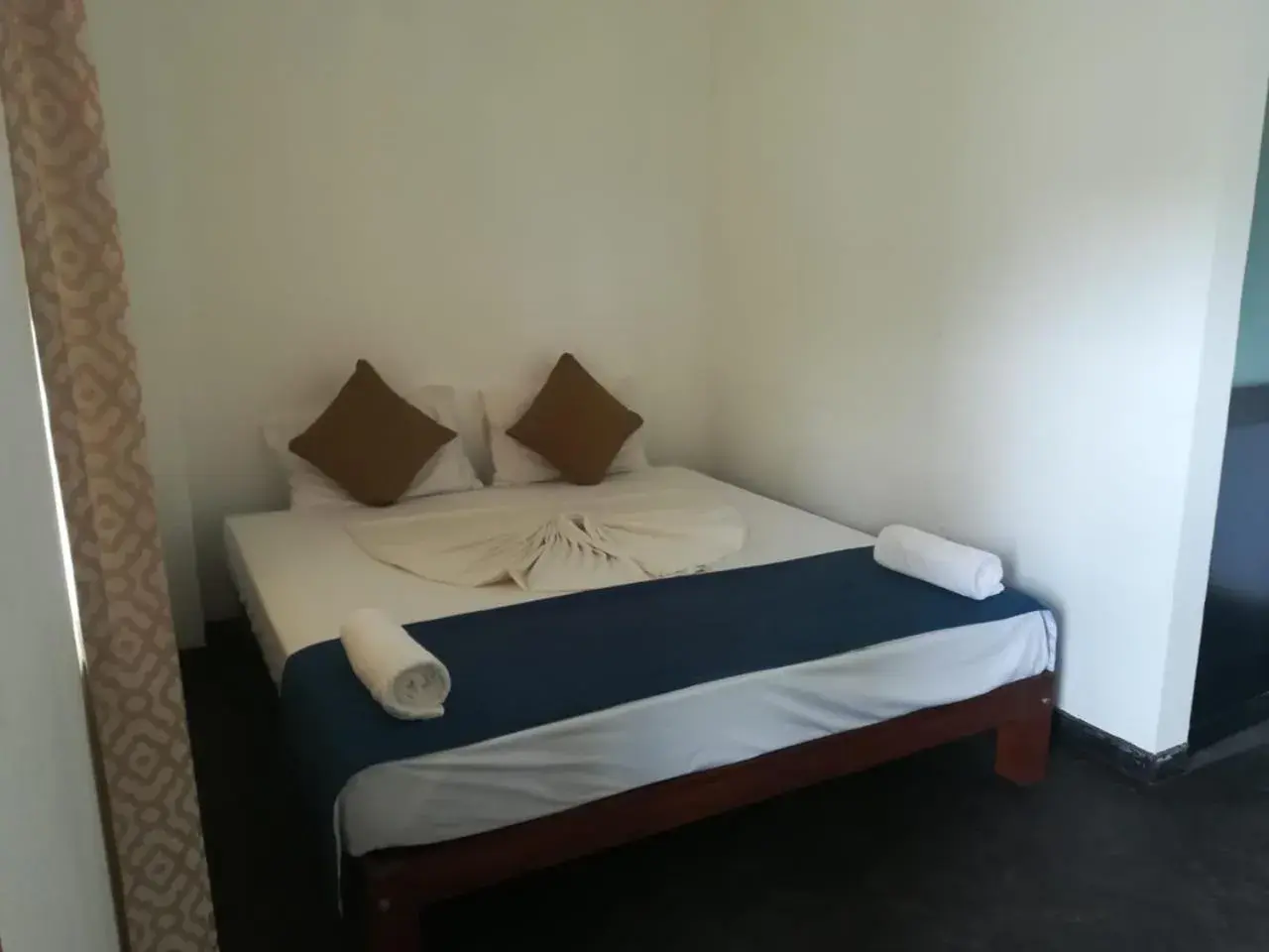 Budget Double Room with Fan in Hotel Star White - Negombo Budget Double Room with Fan in Hotel Star White - Negombo